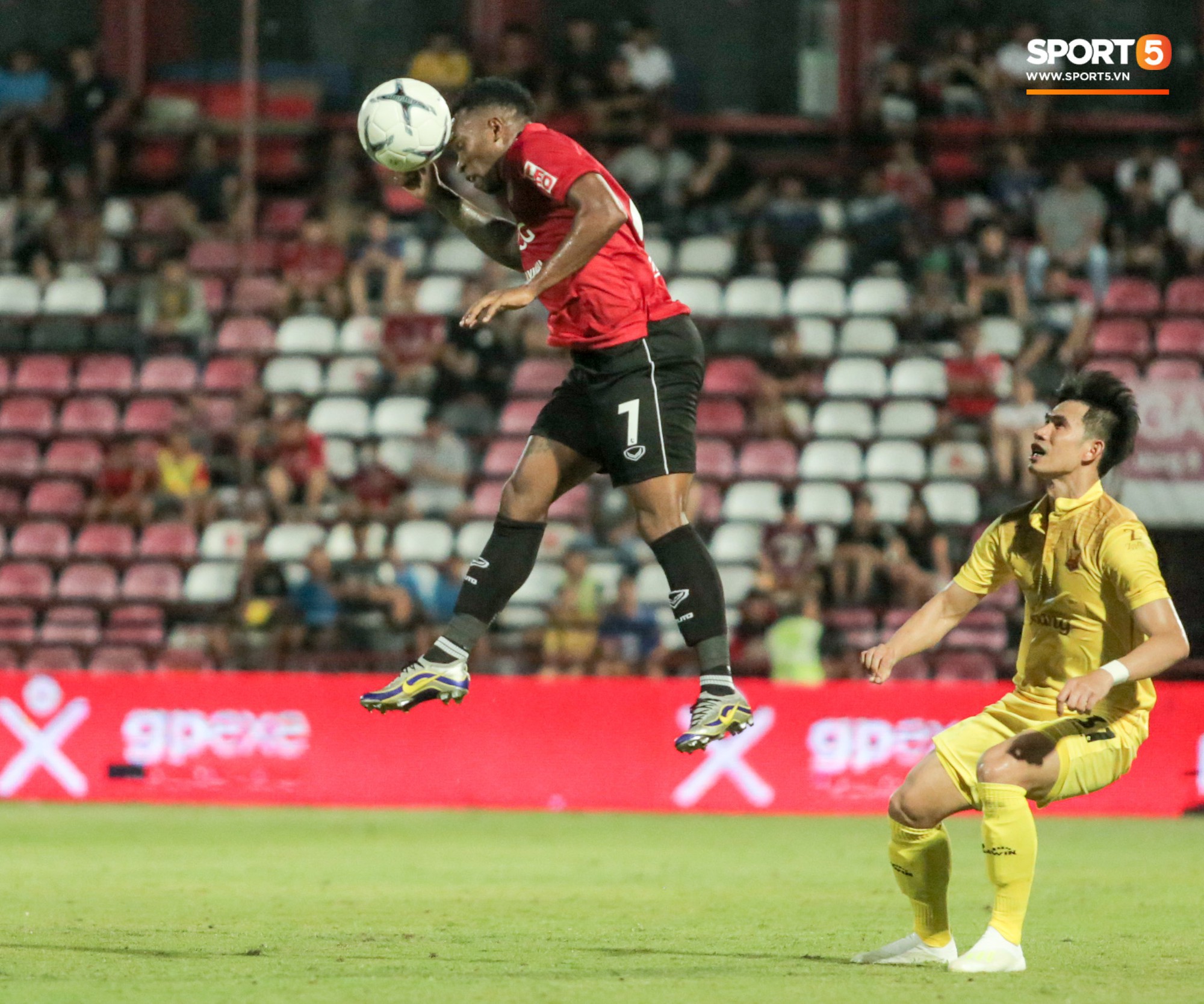 Văn Lâm đấm vào không trung, trút bỏ gánh nặng khi giành chiến thắng cùng Muangthong United - Ảnh 4.