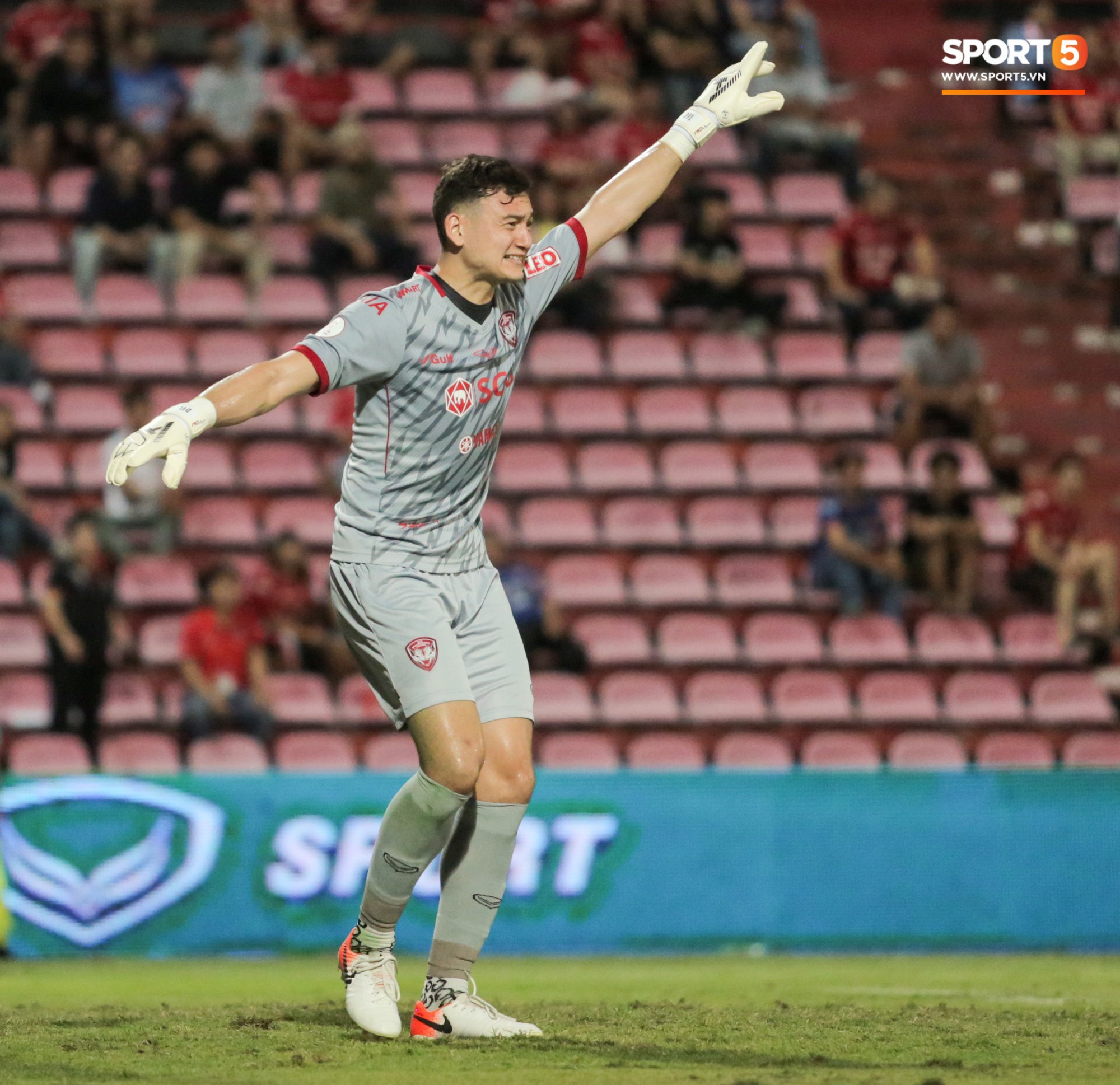 Văn Lâm đấm vào không trung, trút bỏ gánh nặng khi giành chiến thắng cùng Muangthong United - Ảnh 5.