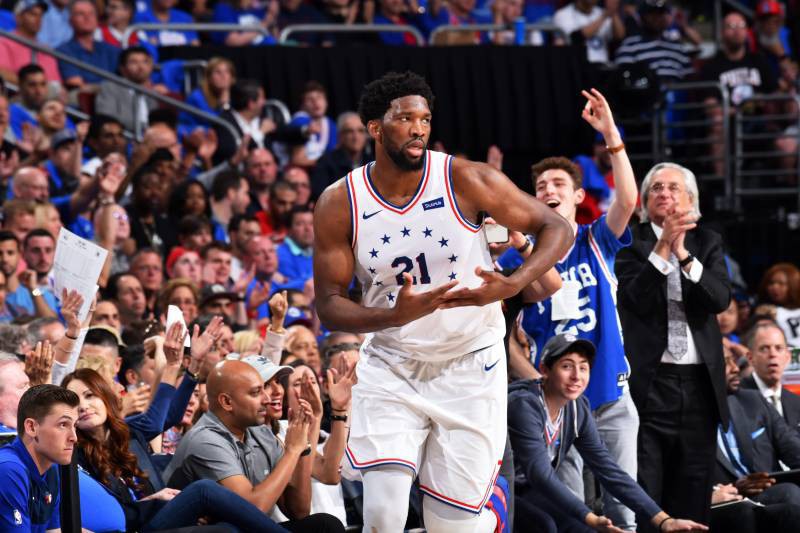 Joel Embiid tái lập thành tích của huyền thoại Kevin McHale, 76ers hủy diệt hoàn toàn Raptors - Ảnh 1.