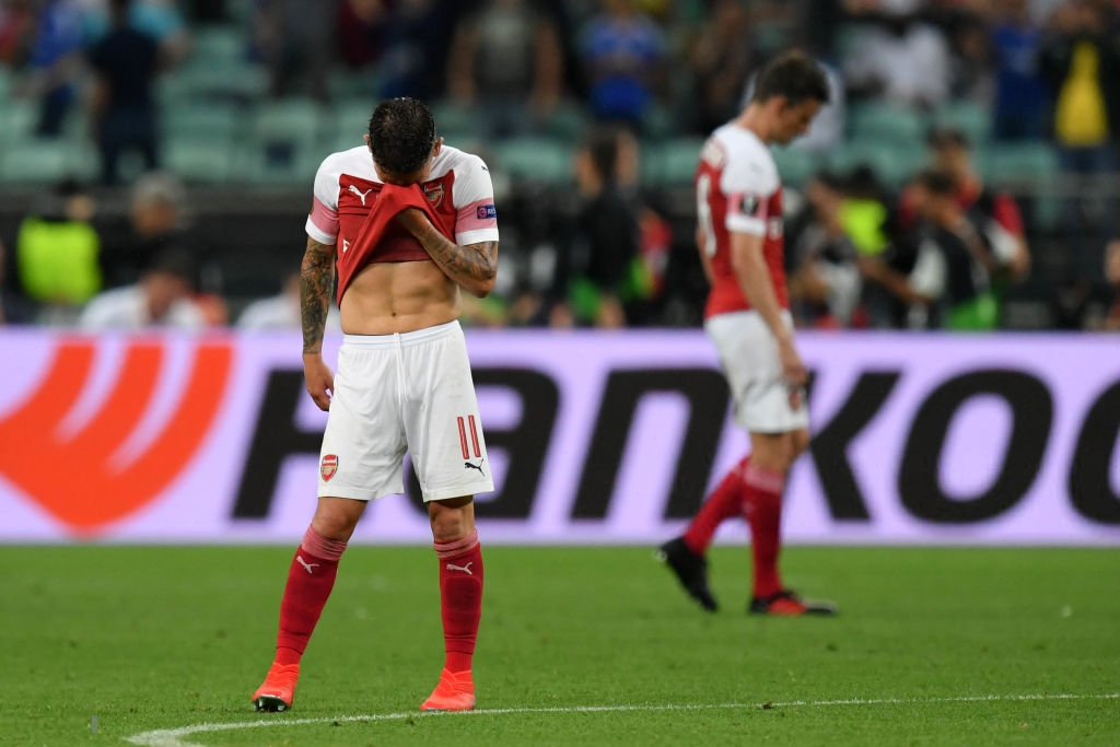 Xót xa hình ảnh cầu thủ bật khóc trong bất lực khi bị thay ra vào thời điểm đội nhà đang thua cực đậm tại giải đấu danh giá của châu Âu - Ảnh 1.
