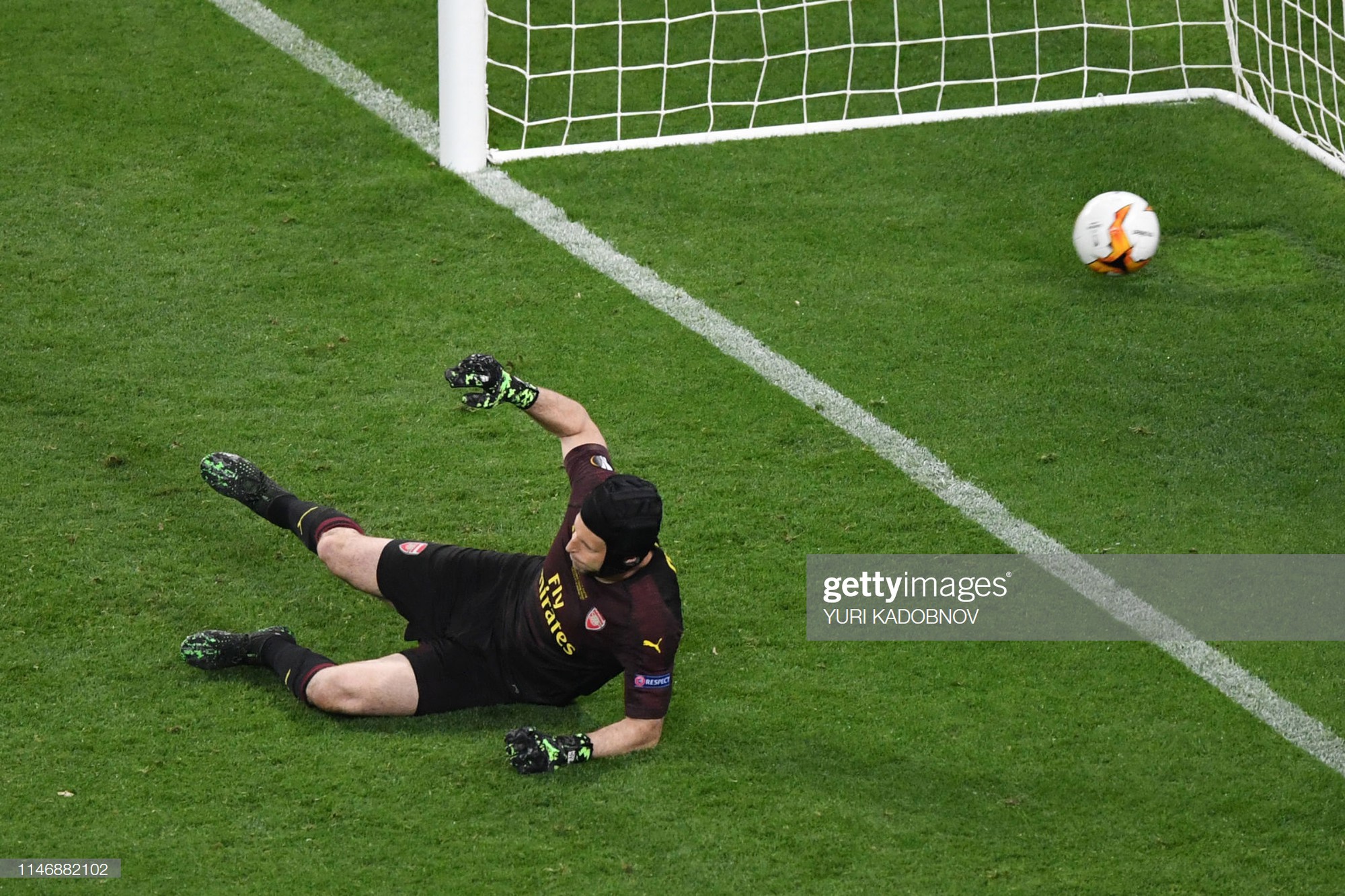 Hành động đáng trân trọng của thủ môn Bùi Tiến Dũng sau khi chứng kiến thần tượng Petr Cech rơi lệ vì thua trận chung kết Europa League - Ảnh 1.