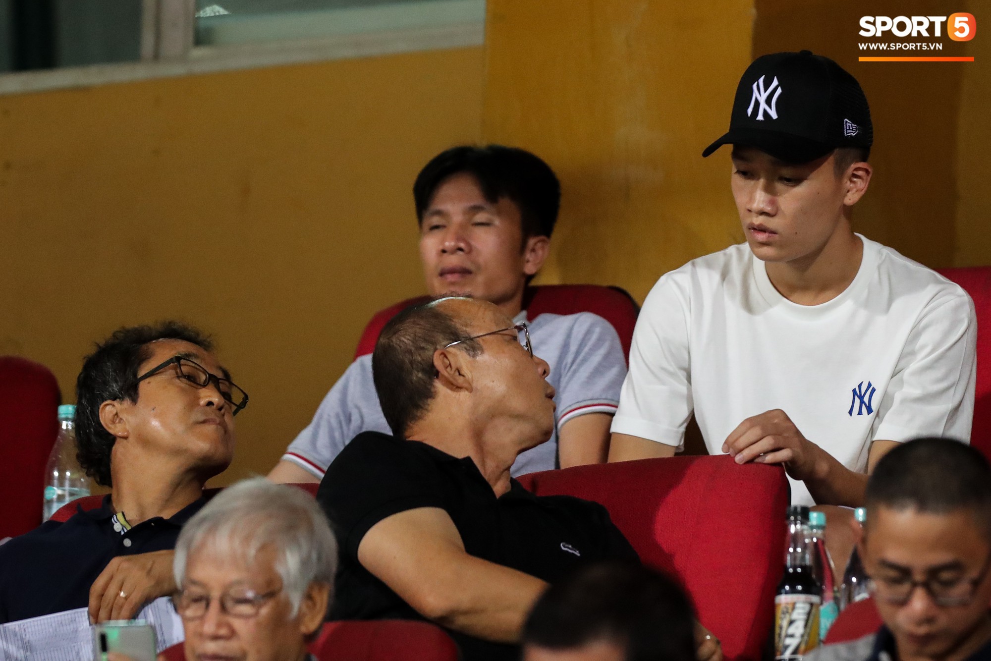 Thầy Park đầy suy tư khi chứng kiến Hải Quế, Tiến Dũng để thủng lưới tới 3 bàn trong trận đấu với Quảng Ninh - Ảnh 10.