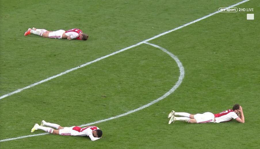 Những hình ảnh tràn ngập đau thương của Ajax Amsterdam sau khi bị đội bóng của Son Heung-min kết liễu ở giây bù giờ cuối cùng - Ảnh 1.