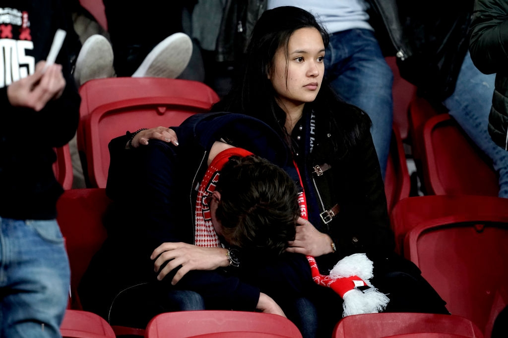 Chàng thanh niên hâm mộ Ajax gục khóc nức nở trong vòng tay bạn gái sau thất bại nghiệt ngã ở bán kết Champions League - Ảnh 1.
