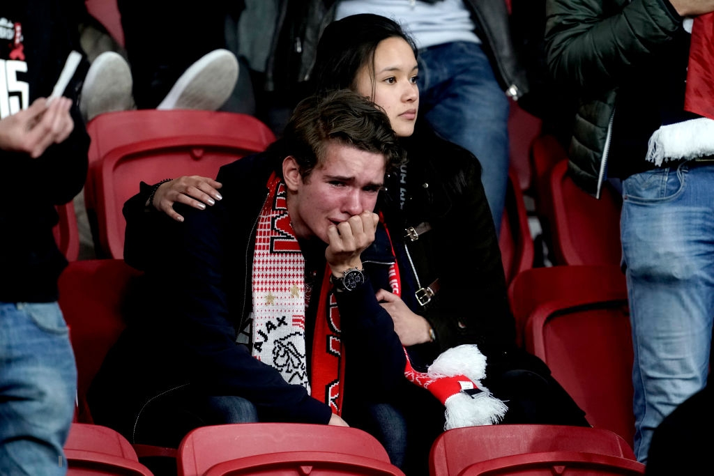 Chàng thanh niên hâm mộ Ajax gục khóc nức nở trong vòng tay bạn gái sau thất bại nghiệt ngã ở bán kết Champions League - Ảnh 2.