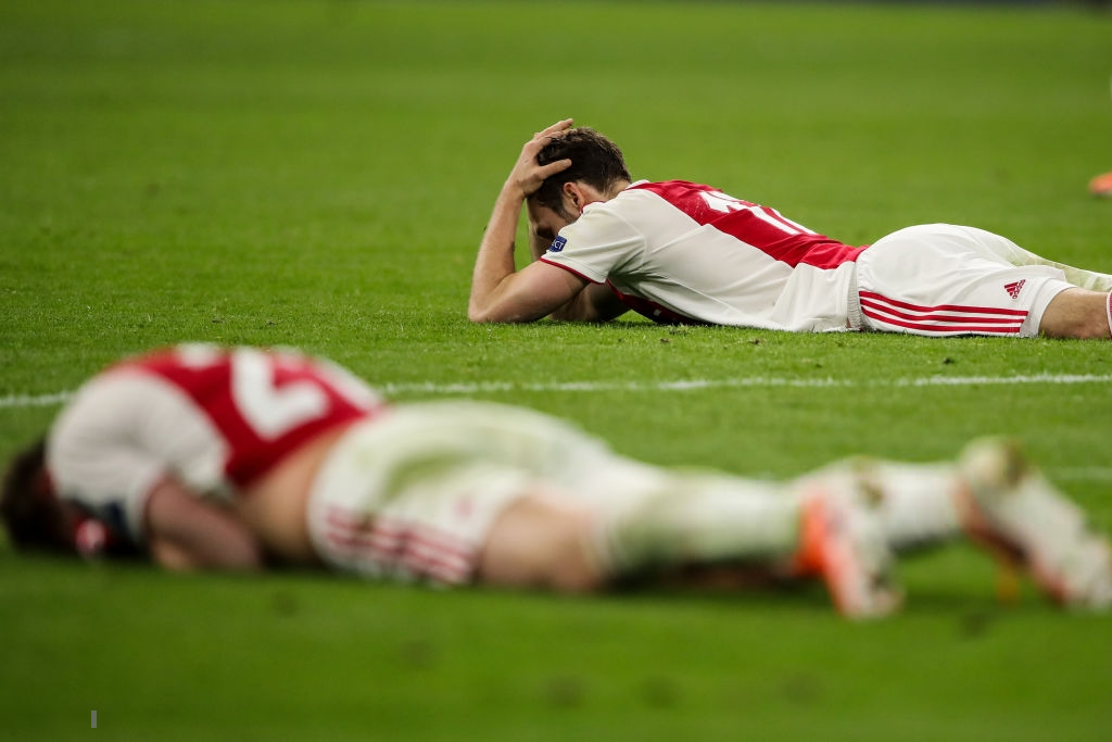 Những hình ảnh tràn ngập đau thương của Ajax Amsterdam sau khi bị đội bóng của Son Heung-min kết liễu ở giây bù giờ cuối cùng - Ảnh 3.