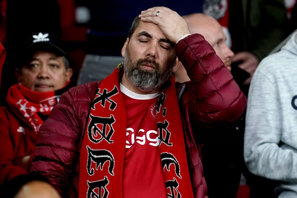 Chàng thanh niên hâm mộ Ajax gục khóc nức nở trong vòng tay bạn gái sau thất bại nghiệt ngã ở bán kết Champions League - Ảnh 5.