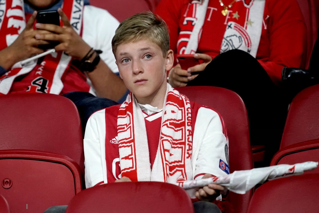Chàng thanh niên hâm mộ Ajax gục khóc nức nở trong vòng tay bạn gái sau thất bại nghiệt ngã ở bán kết Champions League - Ảnh 6.