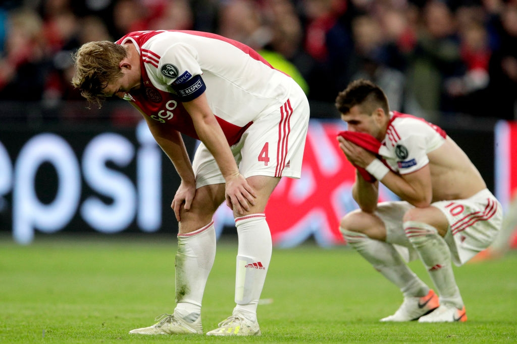 Chàng thanh niên hâm mộ Ajax gục khóc nức nở trong vòng tay bạn gái sau thất bại nghiệt ngã ở bán kết Champions League - Ảnh 7.