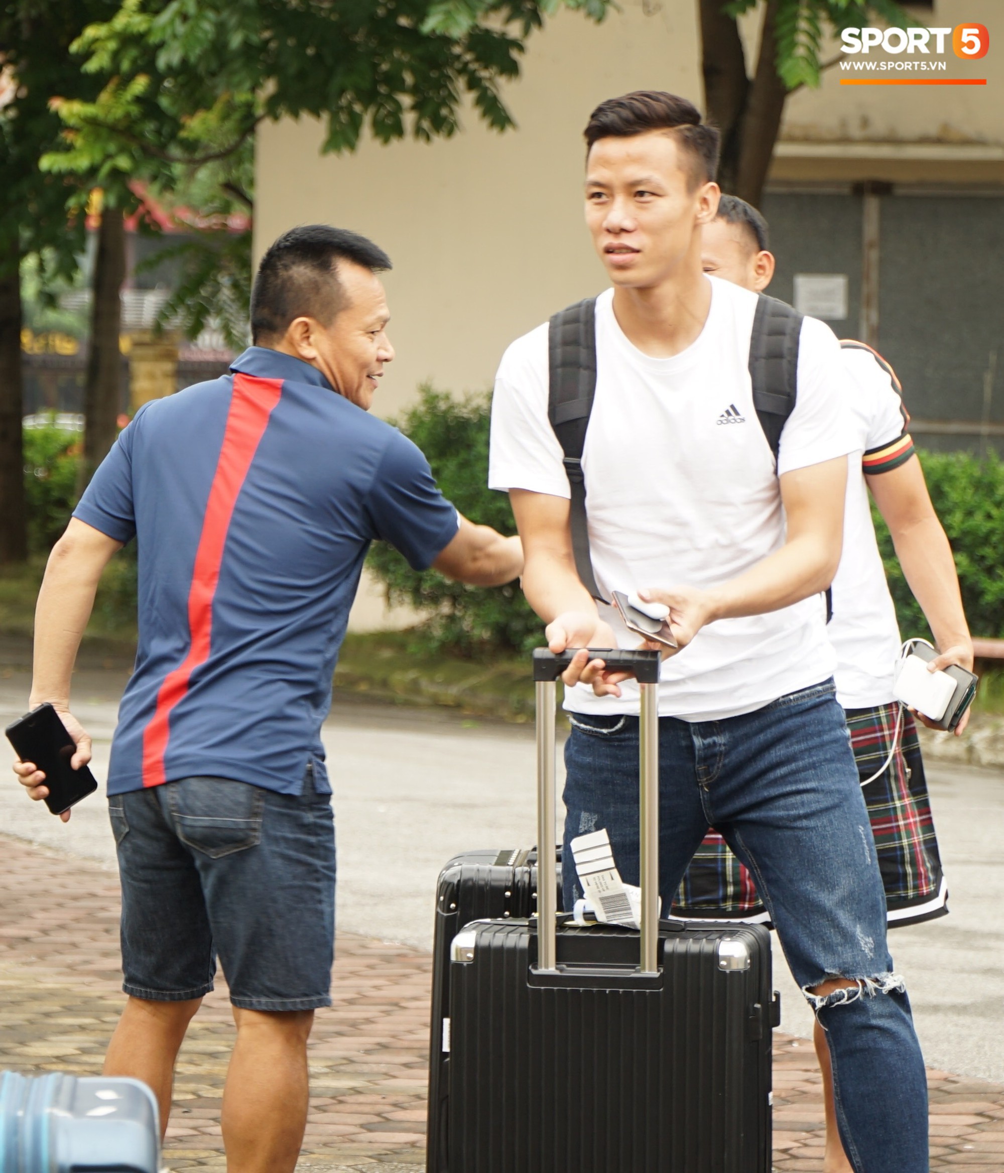 Dàn tuyển thủ Việt Nam bảnh bao hội quân chuẩn bị dự Kings Cup 2019 - Ảnh 1.