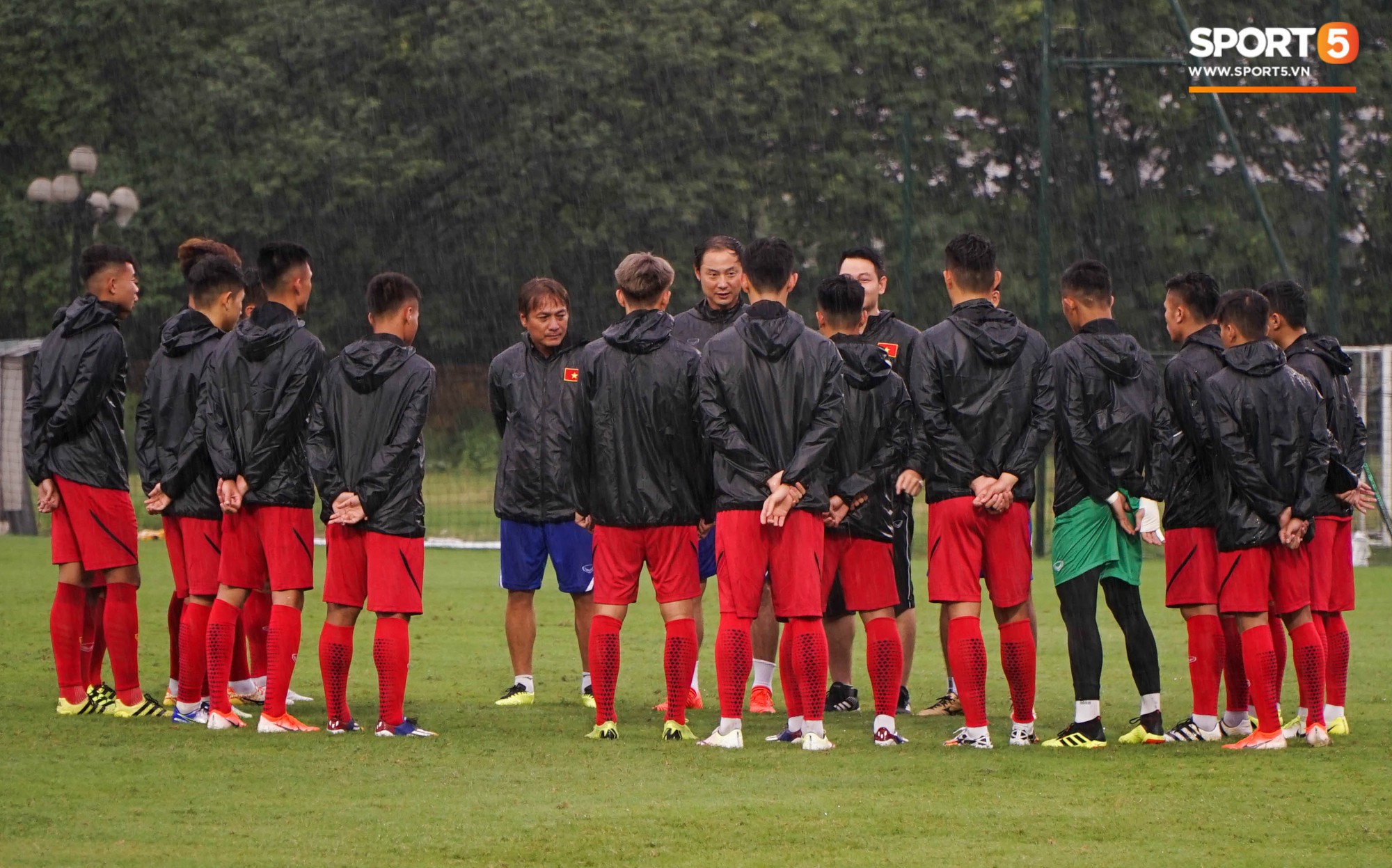 U23 Việt Nam tập luyện dưới trời mưa tầm tã trong ngày đầu làm việc với trợ lý mới thầy Park - Ảnh 1.