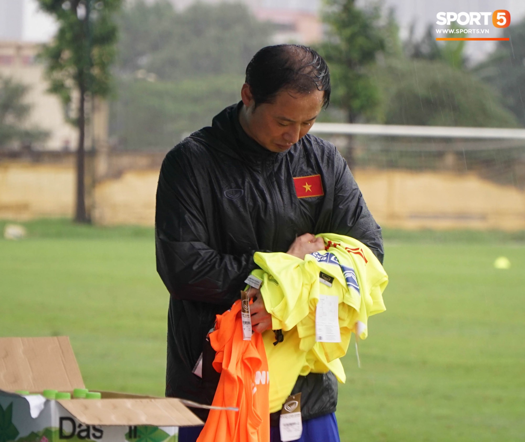 U23 Việt Nam tập luyện dưới trời mưa tầm tã trong ngày đầu làm việc với trợ lý mới thầy Park - Ảnh 3.