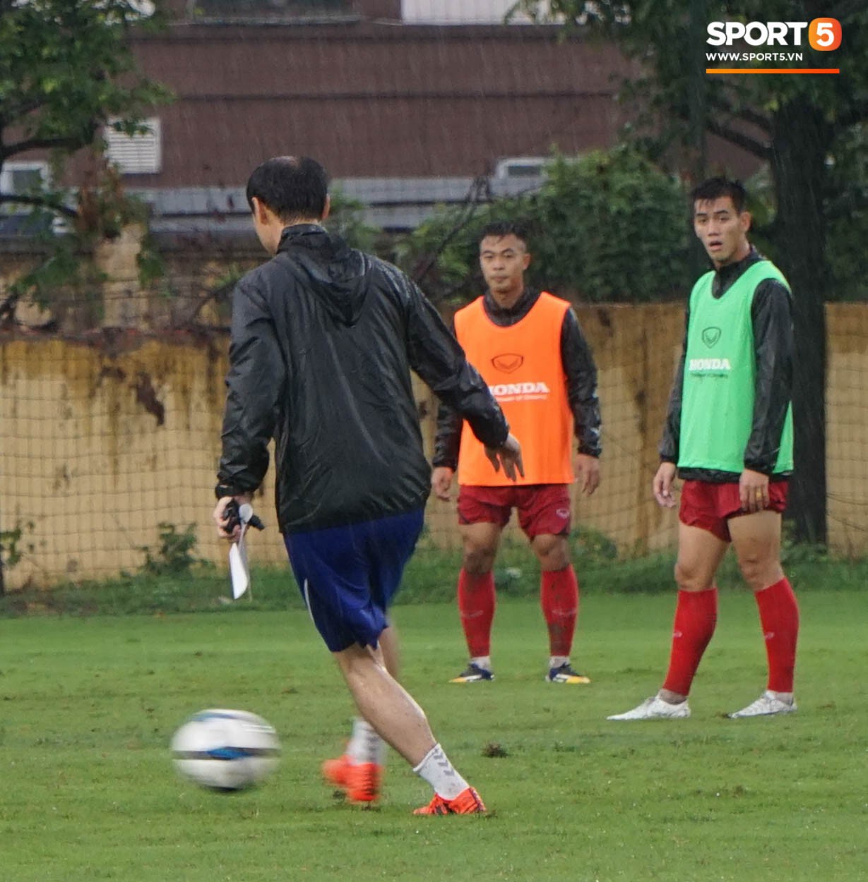 U23 Việt Nam tập luyện dưới trời mưa tầm tã trong ngày đầu làm việc với trợ lý mới thầy Park - Ảnh 4.