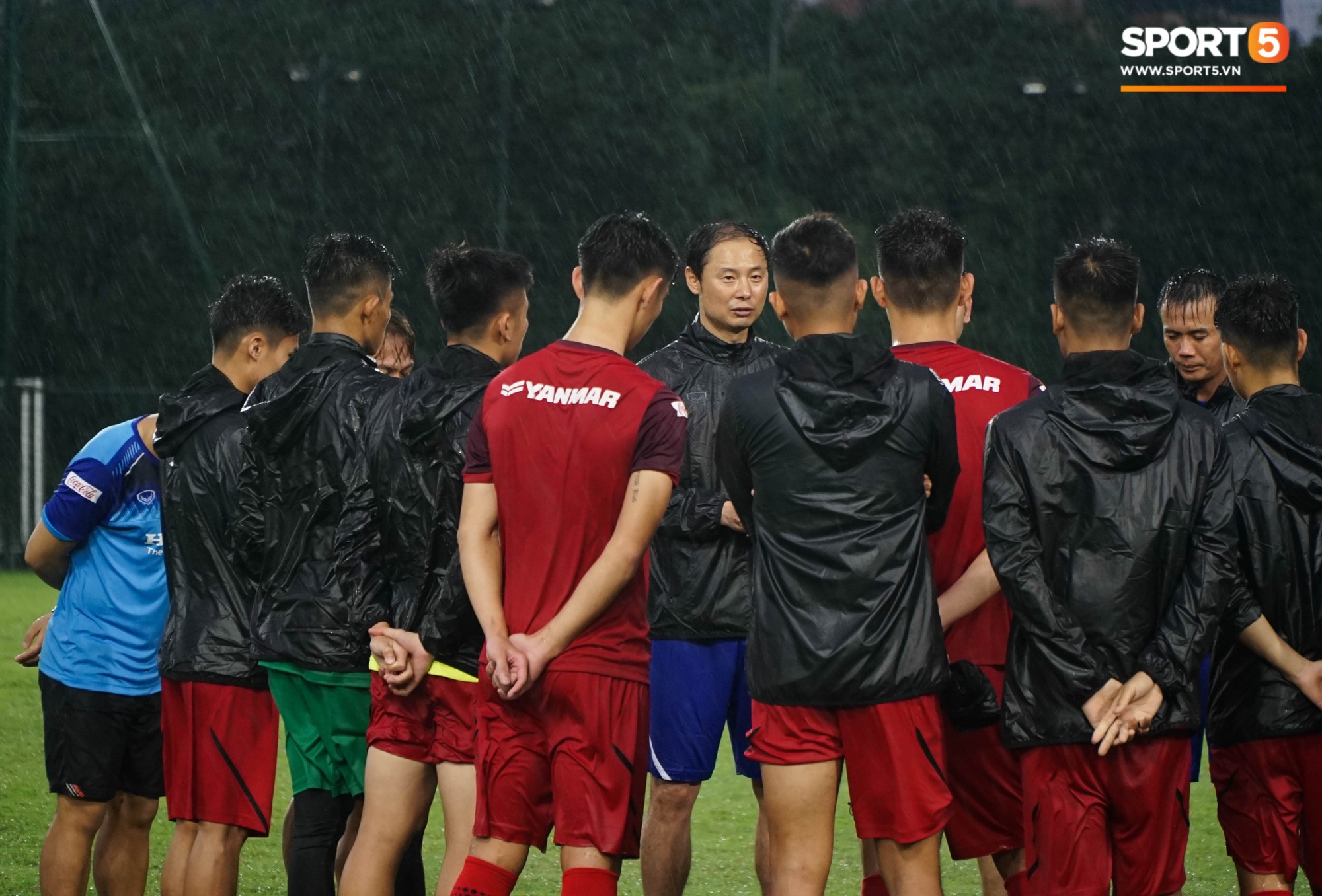 U23 Việt Nam tập luyện dưới trời mưa tầm tã trong ngày đầu làm việc với trợ lý mới thầy Park - Ảnh 8.