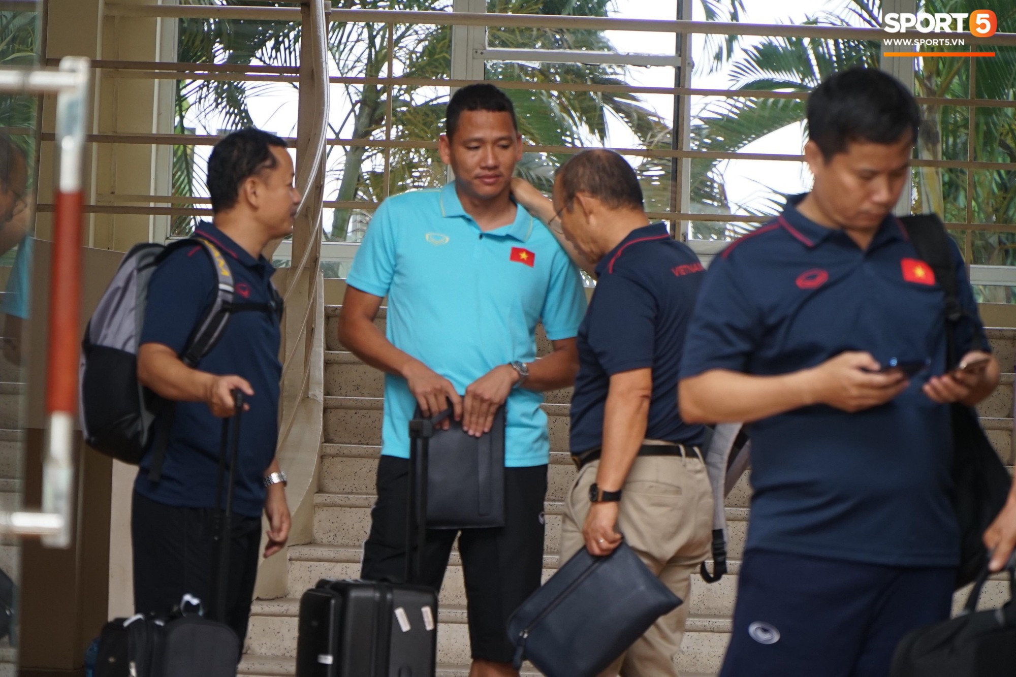 Dàn tuyển thủ Việt Nam bảnh bao hội quân chuẩn bị dự Kings Cup 2019 - Ảnh 9.