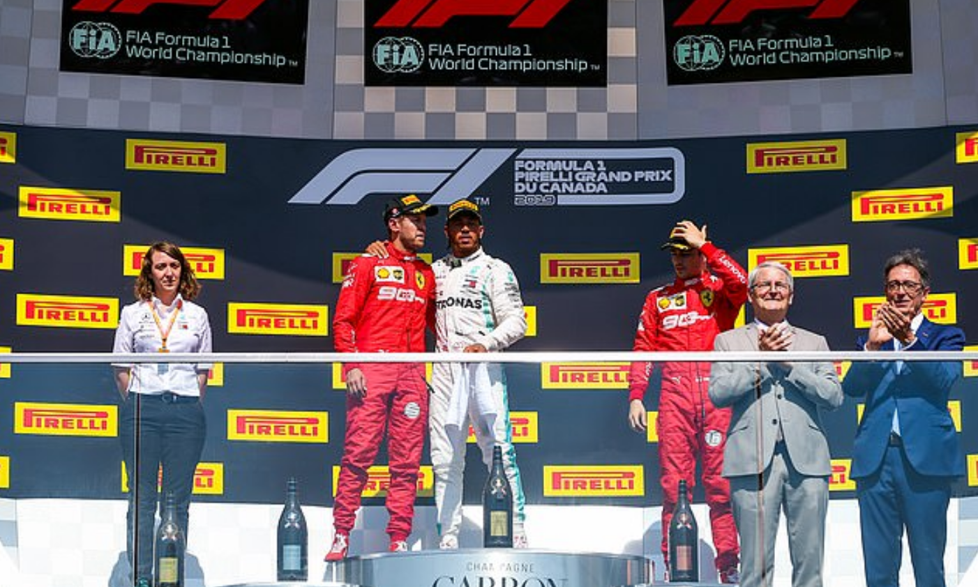 Drama cực mạnh trên đường đua F1: Cựu vô địch thế giới tự ý thay đổi vị trí xe về đích, đứng luôn lên bục podium cùng tay đua thắng cuộc - Ảnh 8.