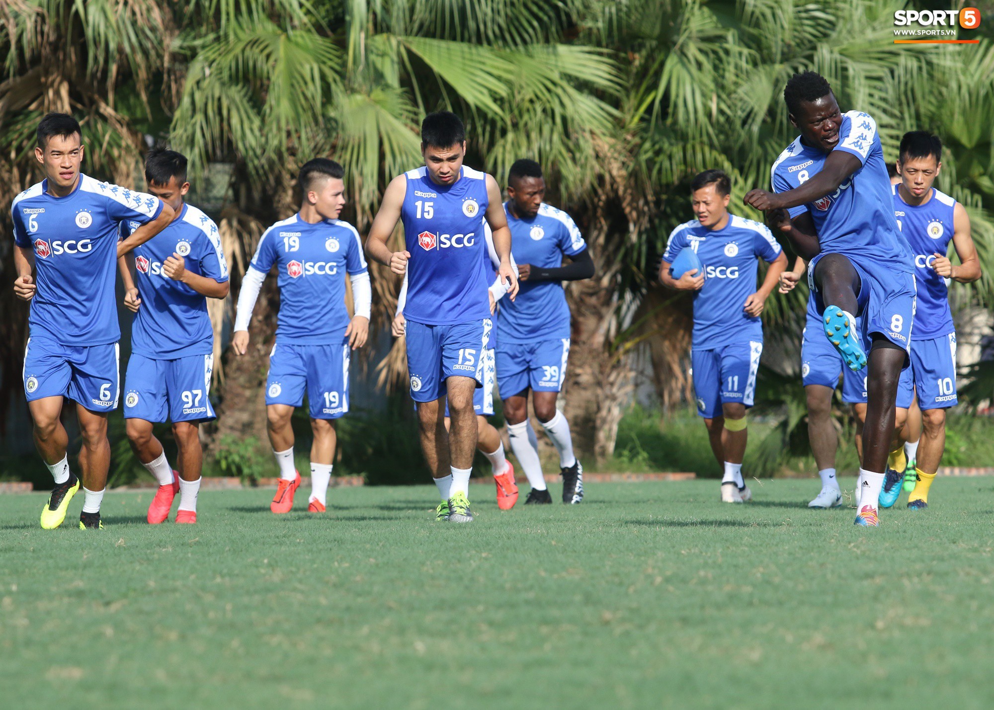 Muôn kiểu chống nóng của cầu thủ Hà Nội FC khi tập luyện dưới trời nắng như đổ lửa - Ảnh 1.