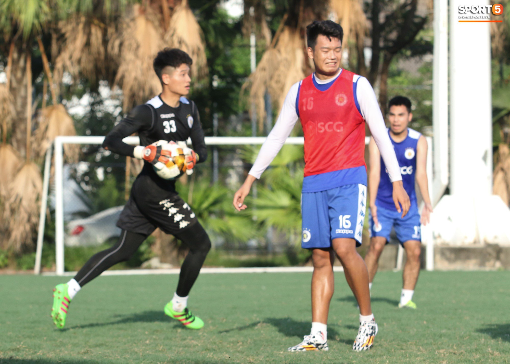 Muôn kiểu chống nóng của cầu thủ Hà Nội FC khi tập luyện dưới trời nắng như đổ lửa - Ảnh 10.