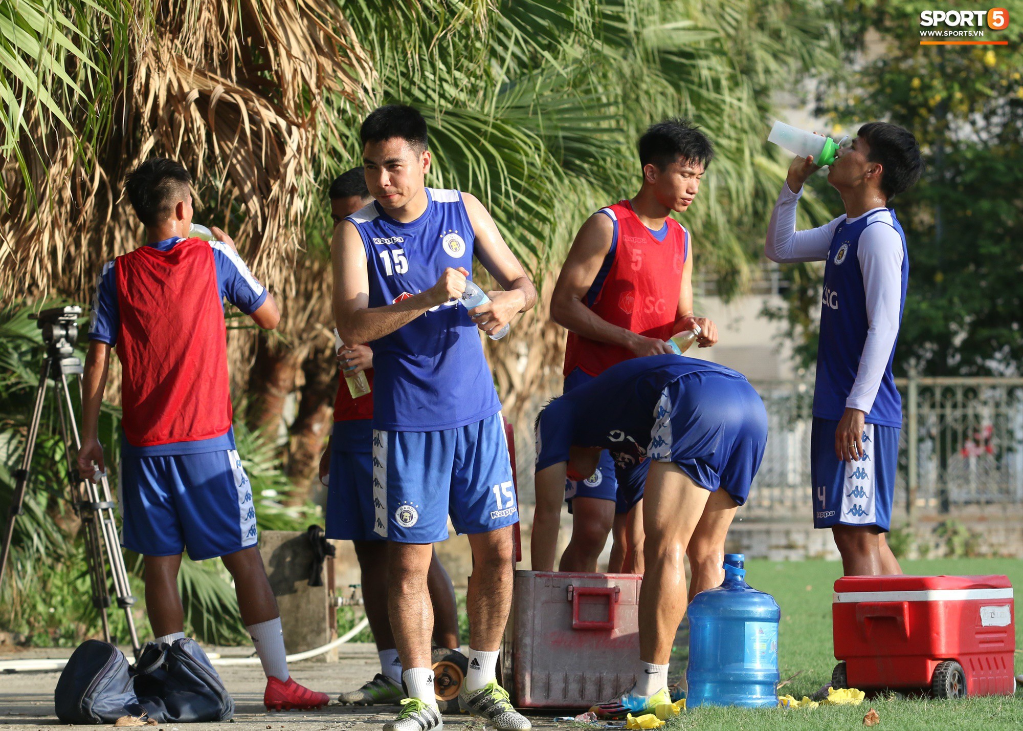 Muôn kiểu chống nóng của cầu thủ Hà Nội FC khi tập luyện dưới trời nắng như đổ lửa - Ảnh 11.