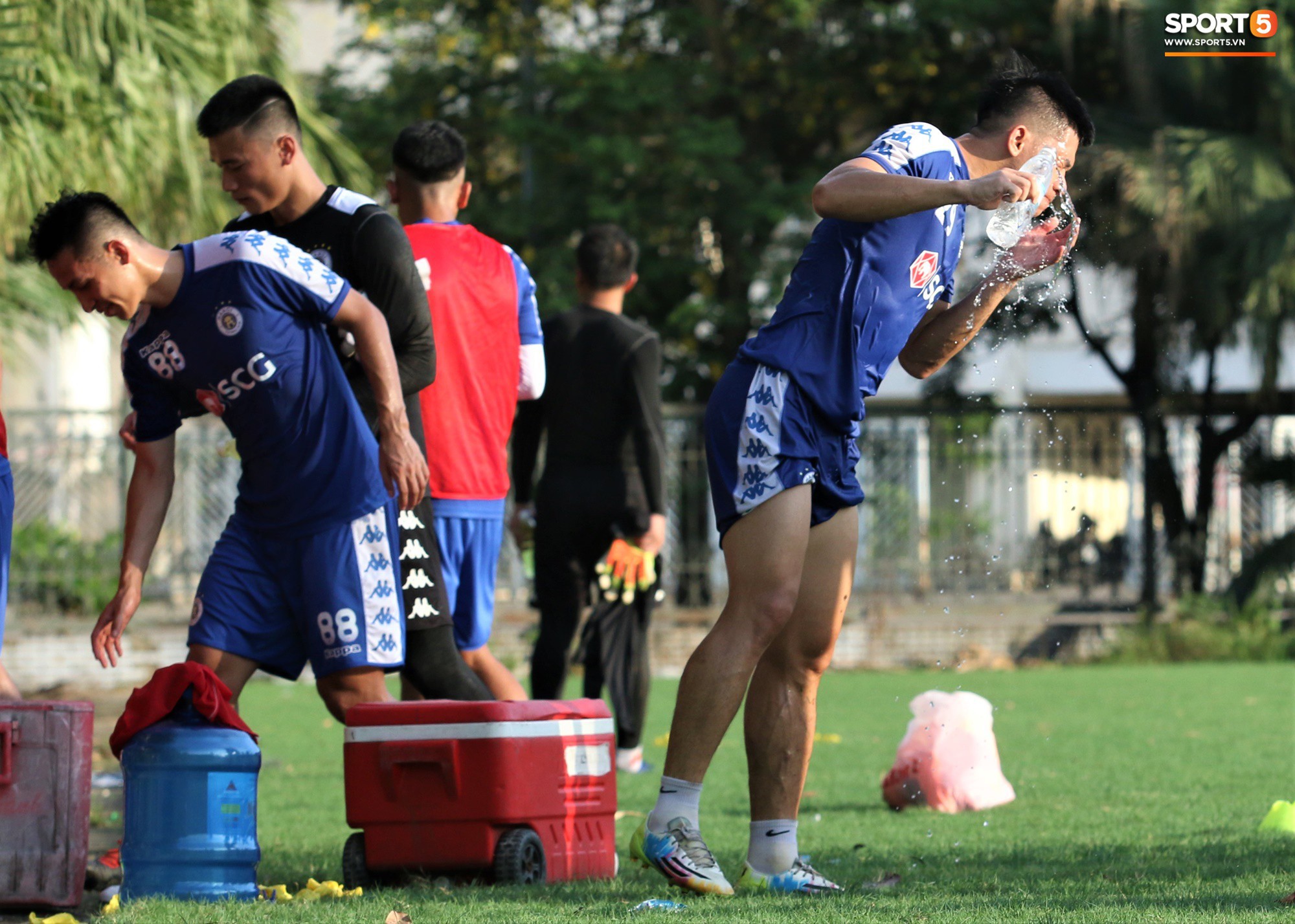 Muôn kiểu chống nóng của cầu thủ Hà Nội FC khi tập luyện dưới trời nắng như đổ lửa - Ảnh 12.