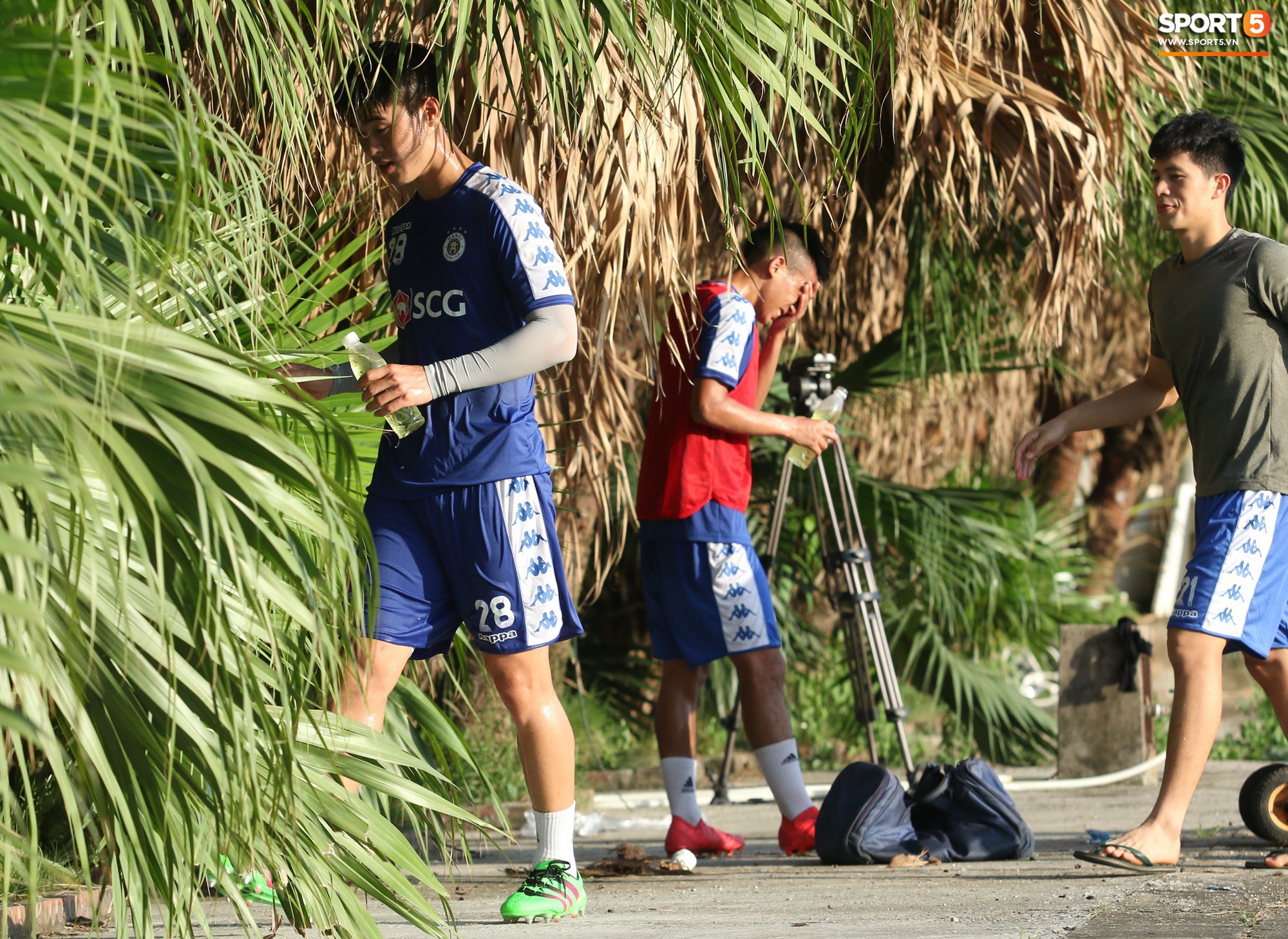 Muôn kiểu chống nóng của cầu thủ Hà Nội FC khi tập luyện dưới trời nắng như đổ lửa - Ảnh 13.