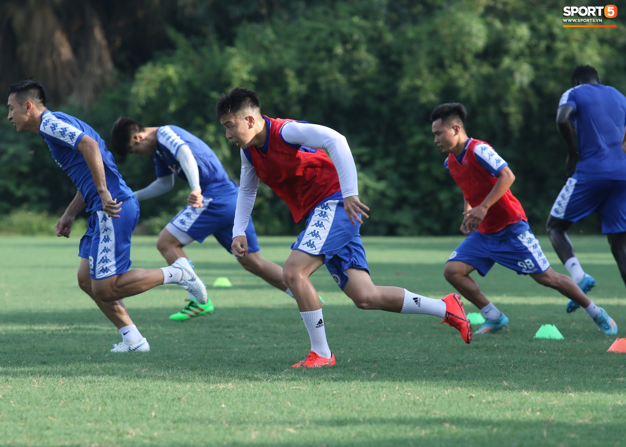 Muôn kiểu chống nóng của cầu thủ Hà Nội FC khi tập luyện dưới trời nắng như đổ lửa - Ảnh 14.