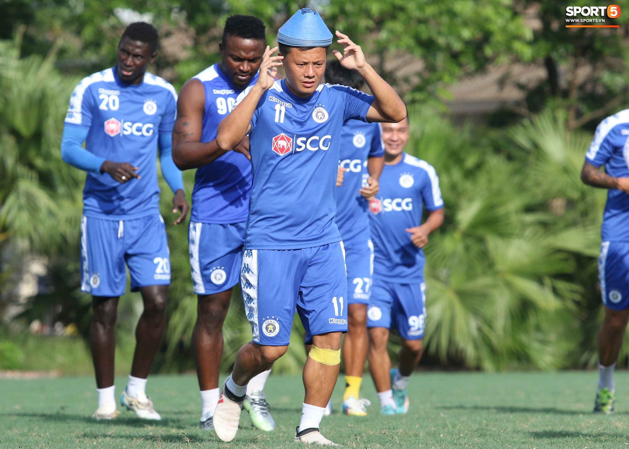 Muôn kiểu chống nóng của cầu thủ Hà Nội FC khi tập luyện dưới trời nắng như đổ lửa - Ảnh 2.