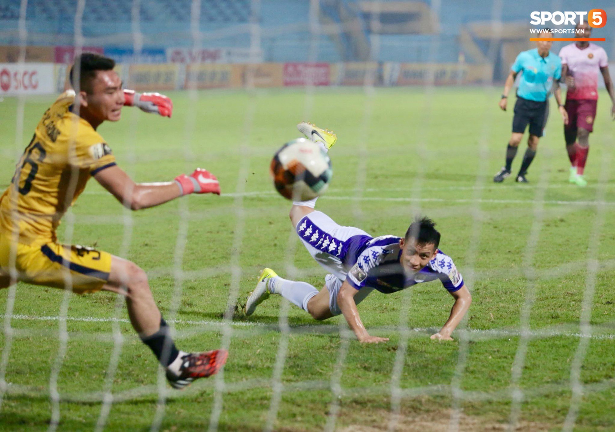 Góc có tâm: Fan Hà Nội FC nhường quạt cho Đình Trọng, Duy Mạnh để làm mát khi ngồi ký tặng - Ảnh 3.