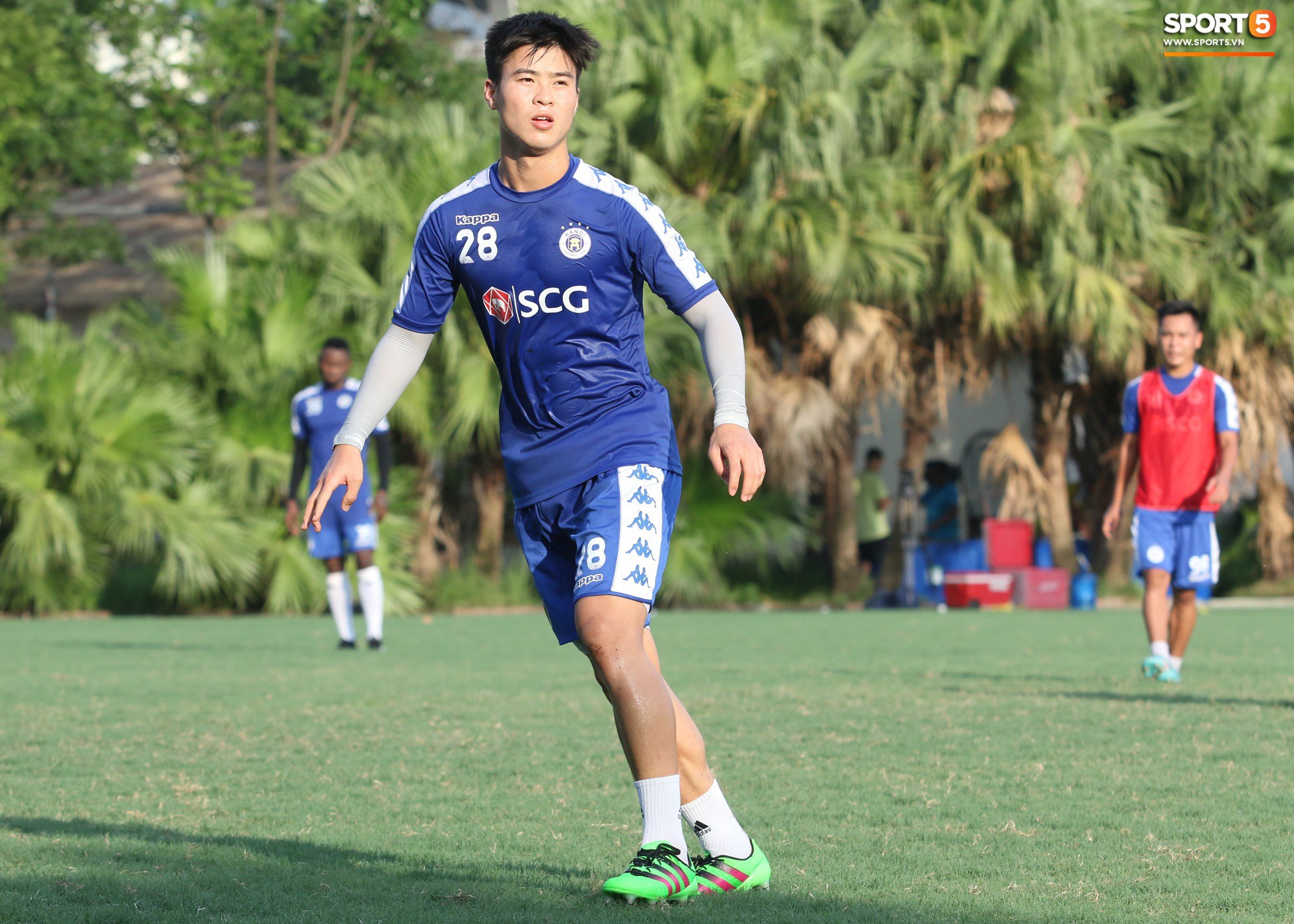 Muôn kiểu chống nóng của cầu thủ Hà Nội FC khi tập luyện dưới trời nắng như đổ lửa - Ảnh 5.