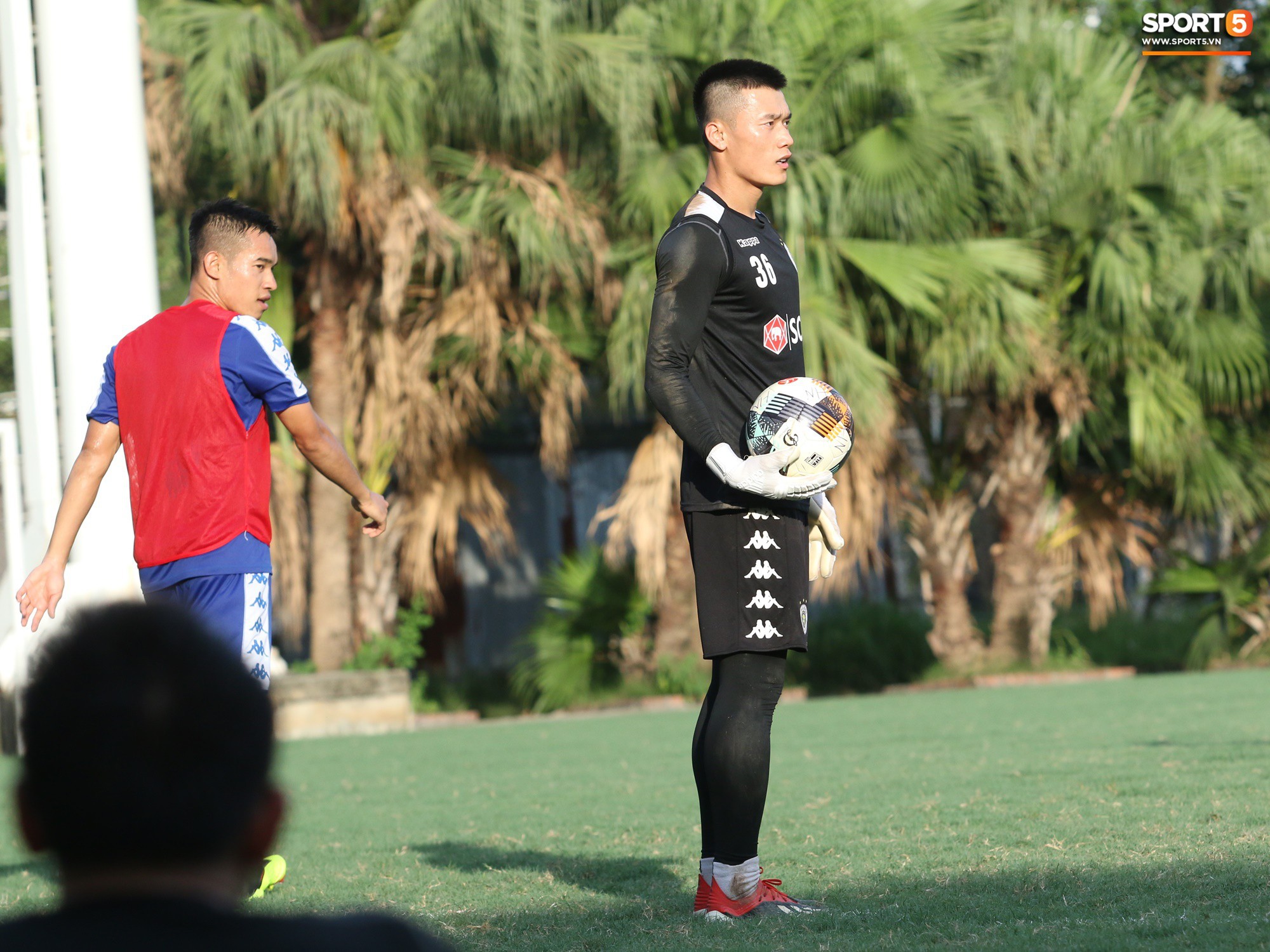 Muôn kiểu chống nóng của cầu thủ Hà Nội FC khi tập luyện dưới trời nắng như đổ lửa - Ảnh 7.