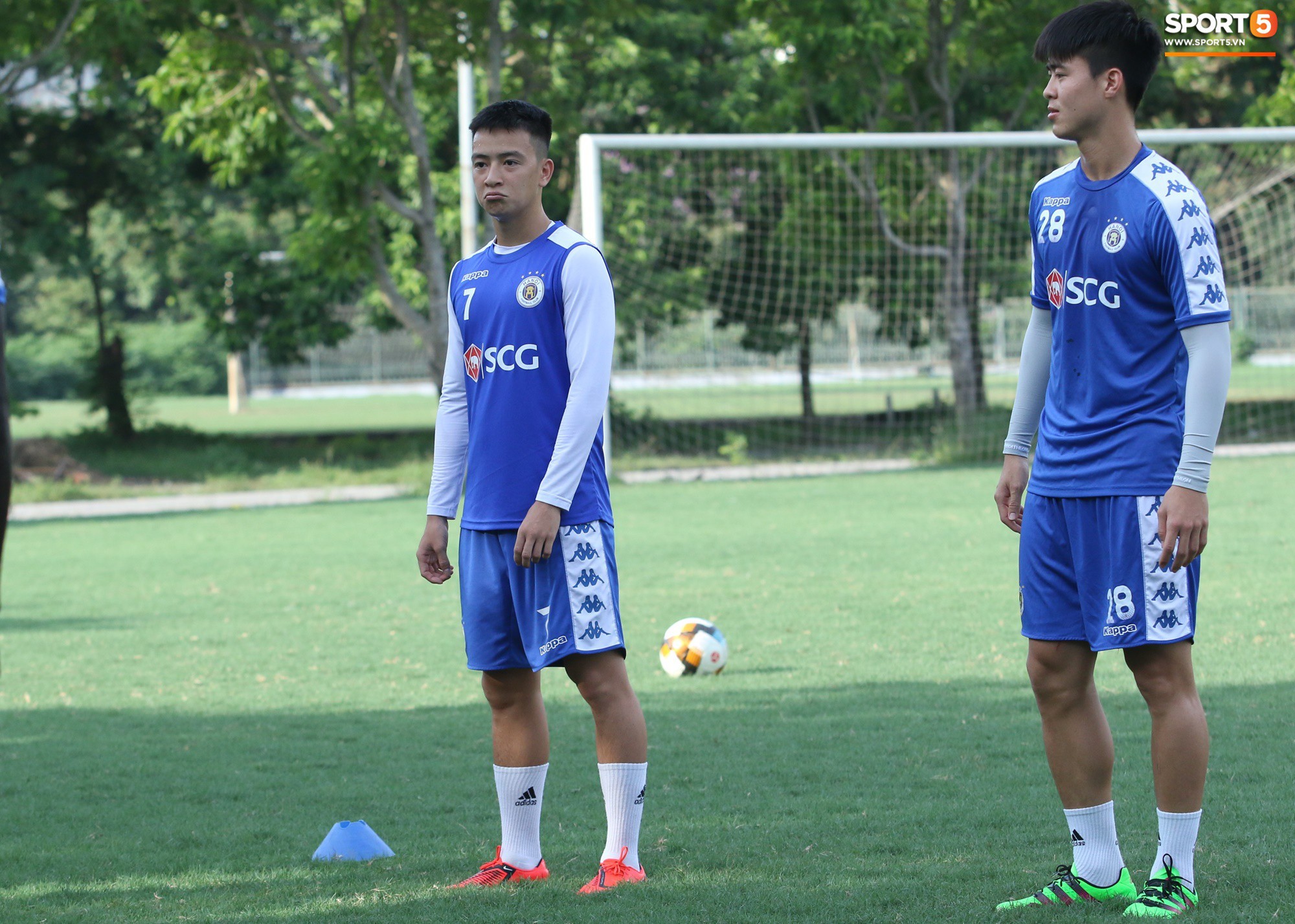 Muôn kiểu chống nóng của cầu thủ Hà Nội FC khi tập luyện dưới trời nắng như đổ lửa - Ảnh 8.