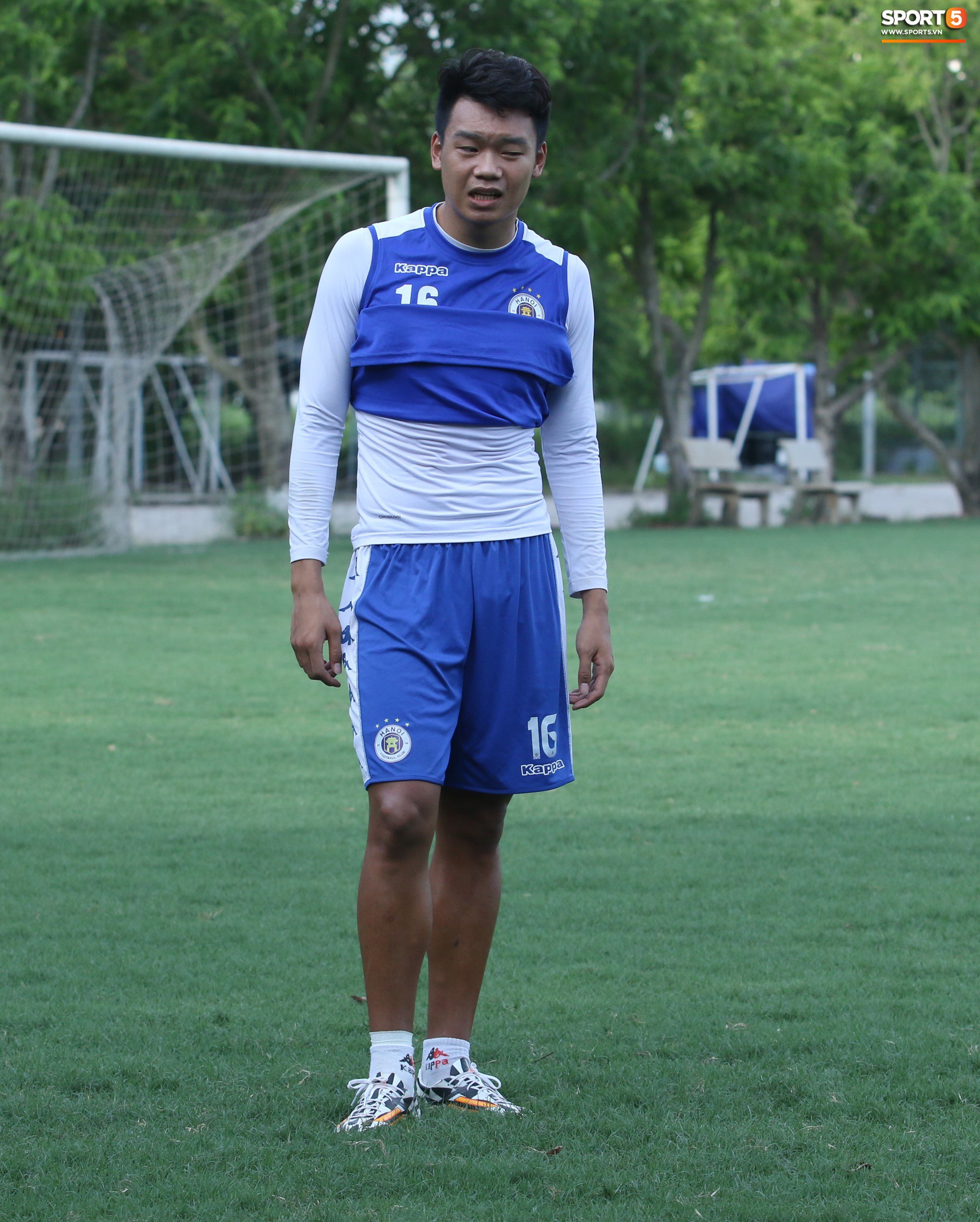 Muôn kiểu chống nóng của cầu thủ Hà Nội FC khi tập luyện dưới trời nắng như đổ lửa - Ảnh 9.