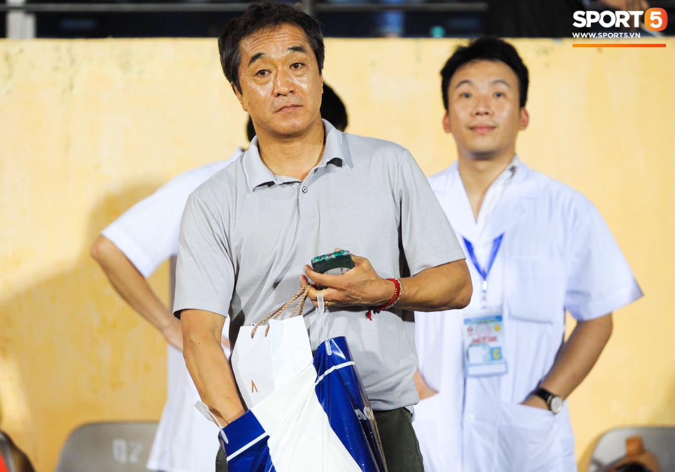 Đức Chinh không nỡ chia tay thầy Lee sau trận đấu với Nam Định tại vòng 13 V.League 2019 - Ảnh 3.