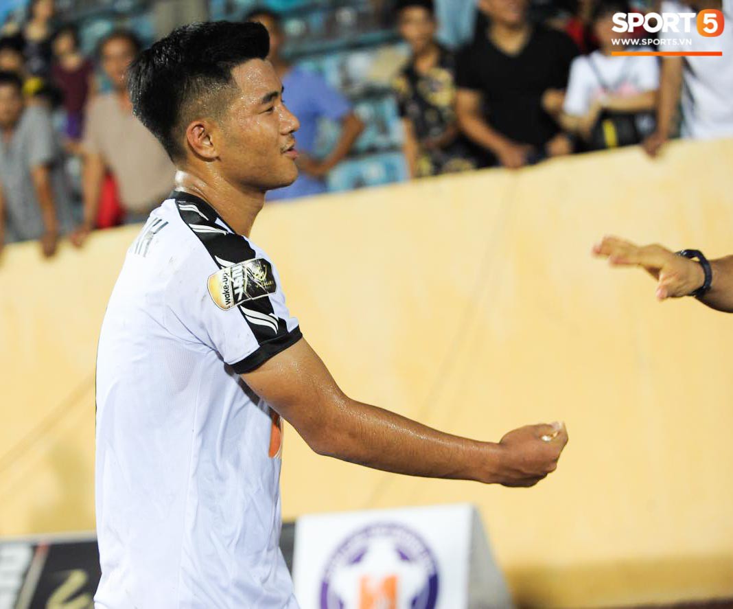 Đức Chinh không nỡ chia tay thầy Lee sau trận đấu với Nam Định tại vòng 13 V.League 2019 - Ảnh 7.