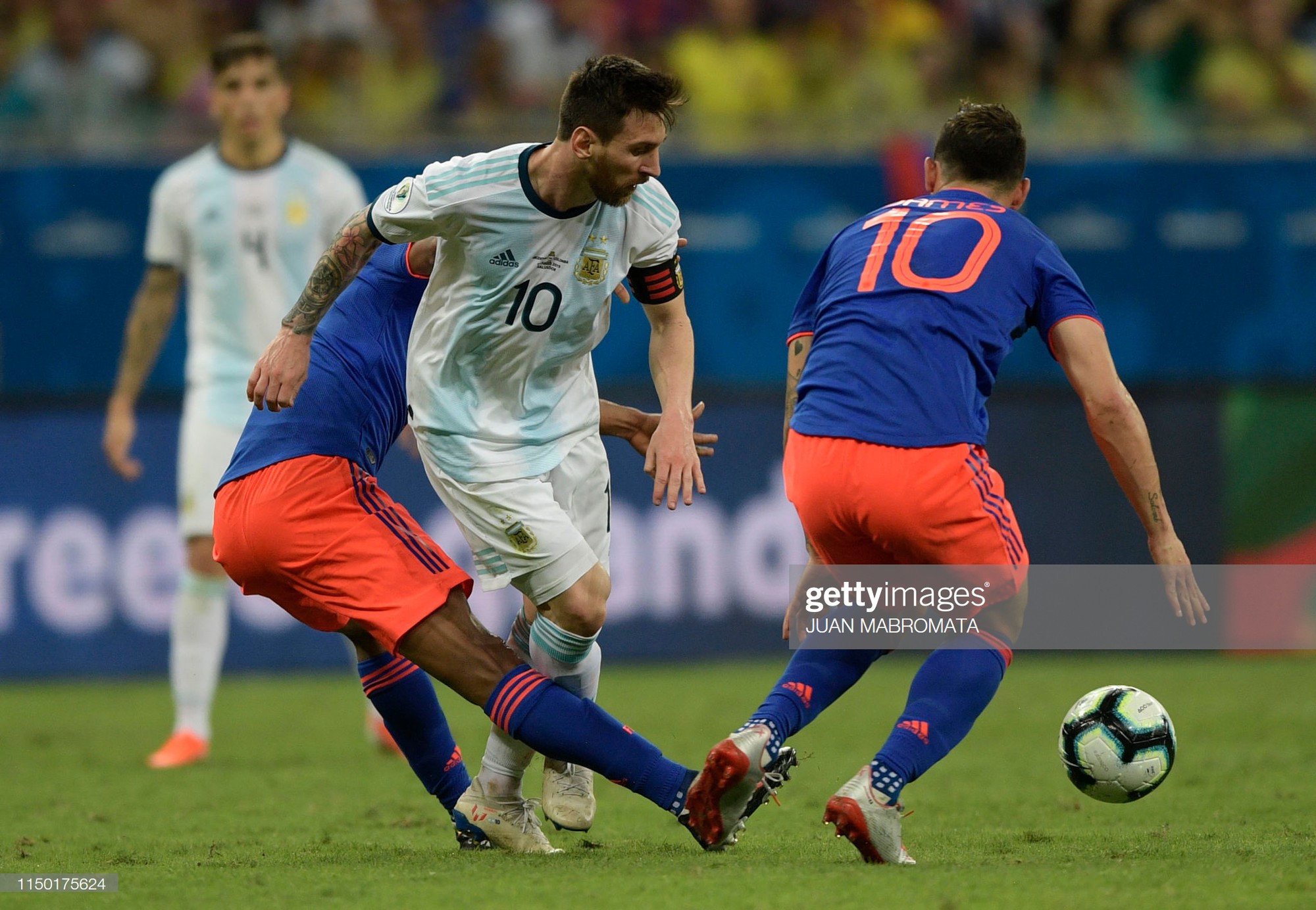 Messi mờ nhạt, ôm mặt thất vọng khi Argentina nhận thất bại muối mặt ở trận ra quân Copa America - Ảnh 2.