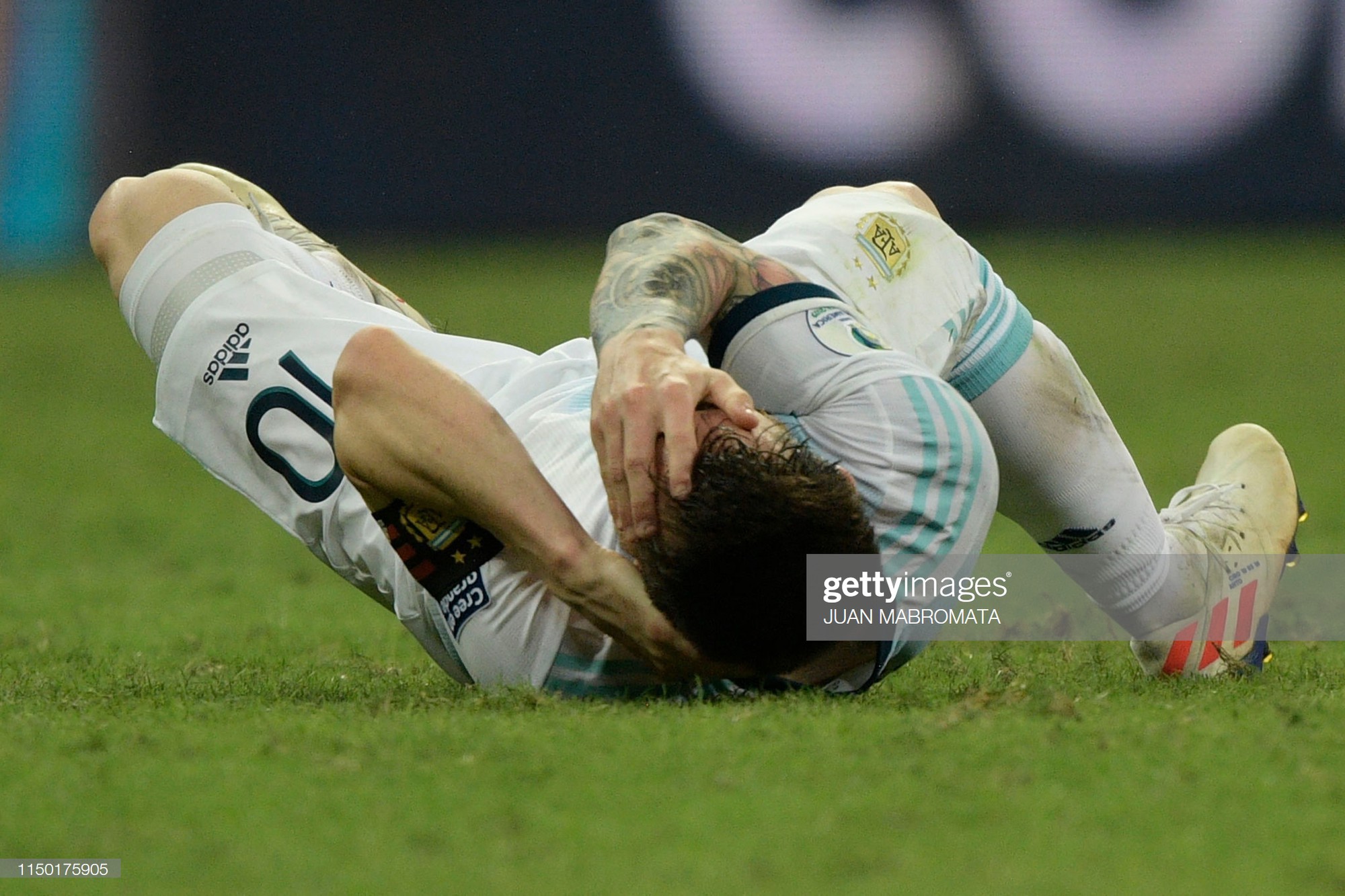 Messi mờ nhạt, ôm mặt thất vọng khi Argentina nhận thất bại muối mặt ở trận ra quân Copa America - Ảnh 3.