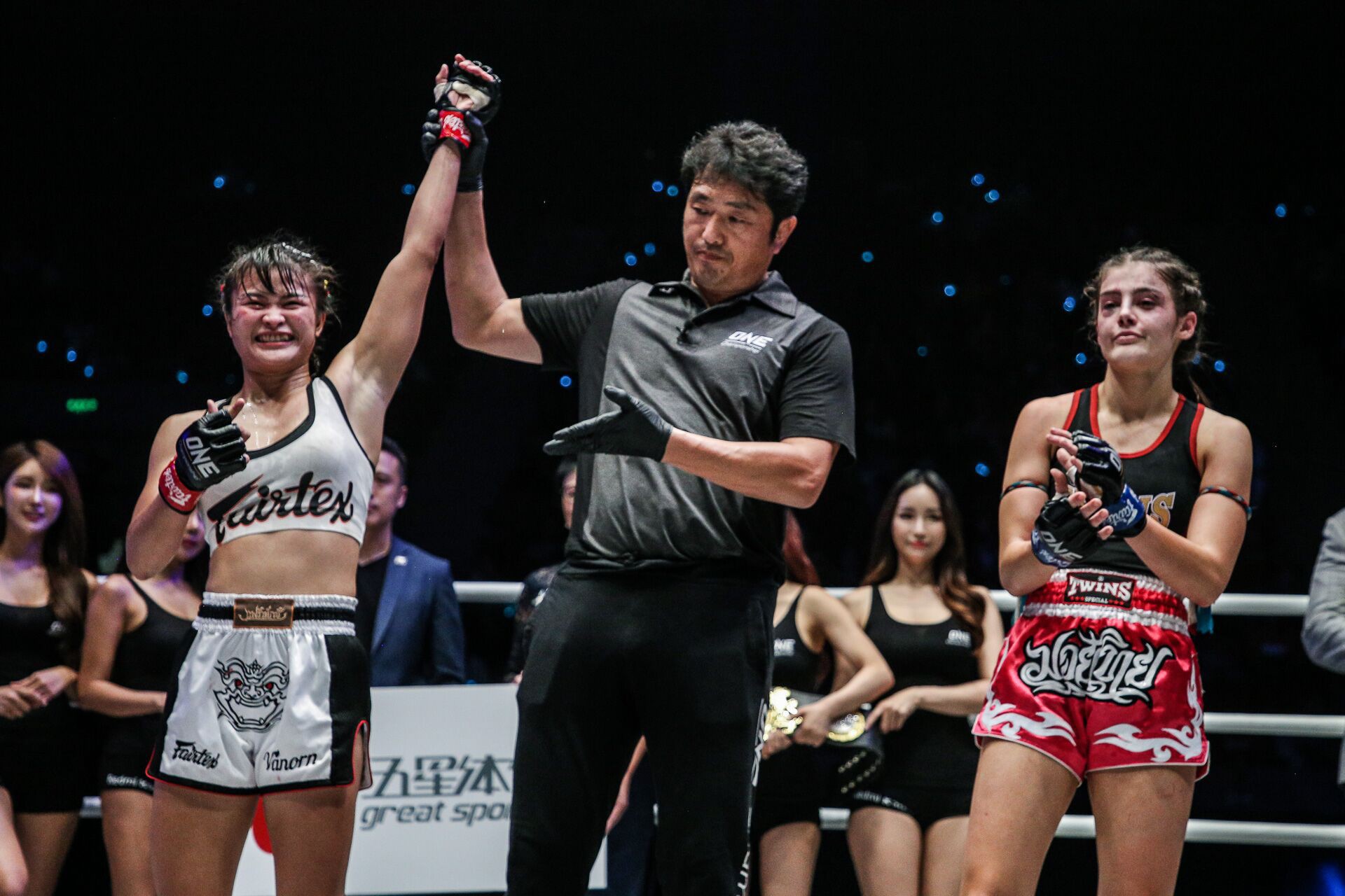 Mĩ nhân vạn người mê của làng võ bị đánh bầm dập đến mức khó nhận ra trong ngày ra mắt giải MMA lớn nhất châu Á - Ảnh 4.