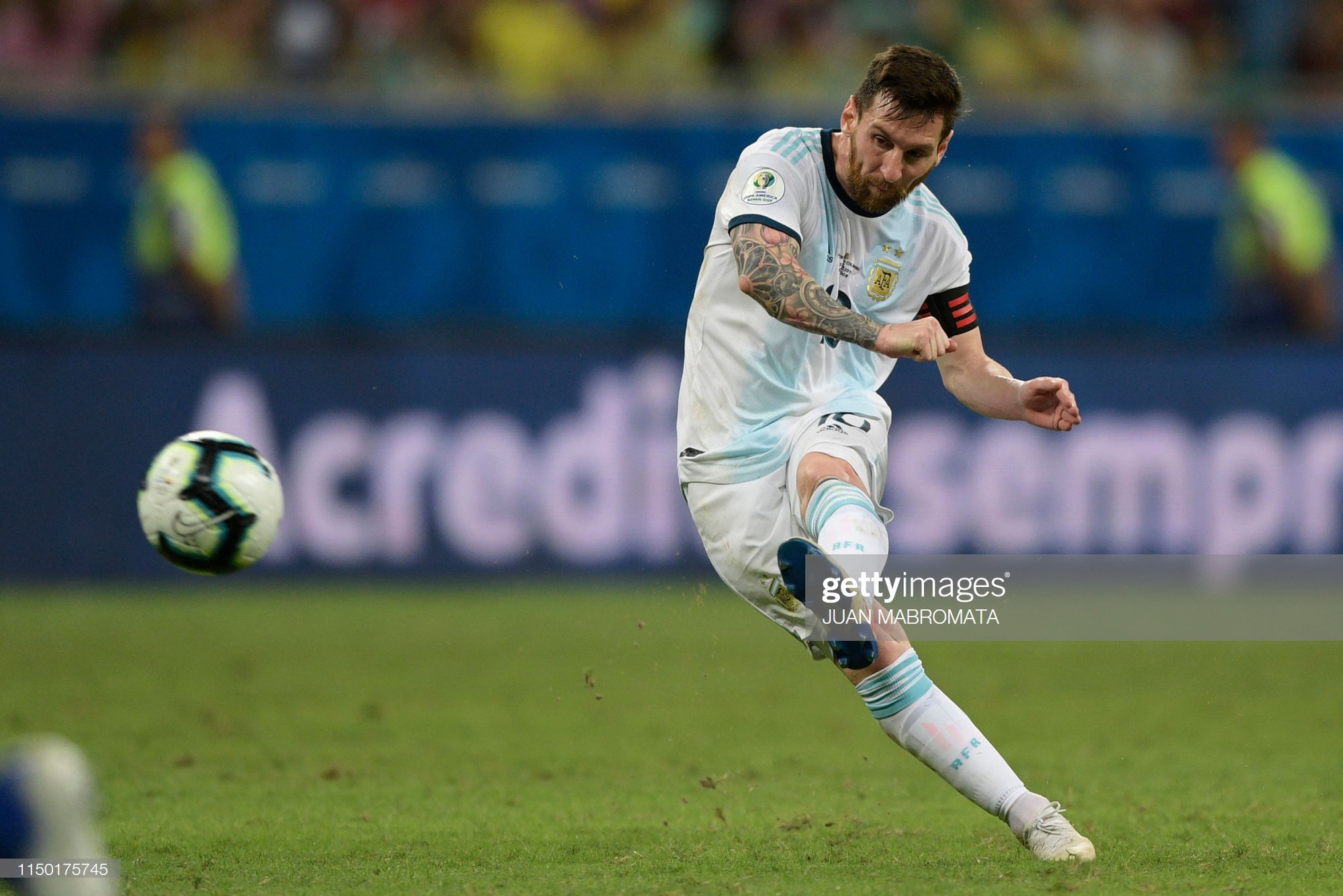 Messi mờ nhạt, ôm mặt thất vọng khi Argentina nhận thất bại muối mặt ở trận ra quân Copa America - Ảnh 4.