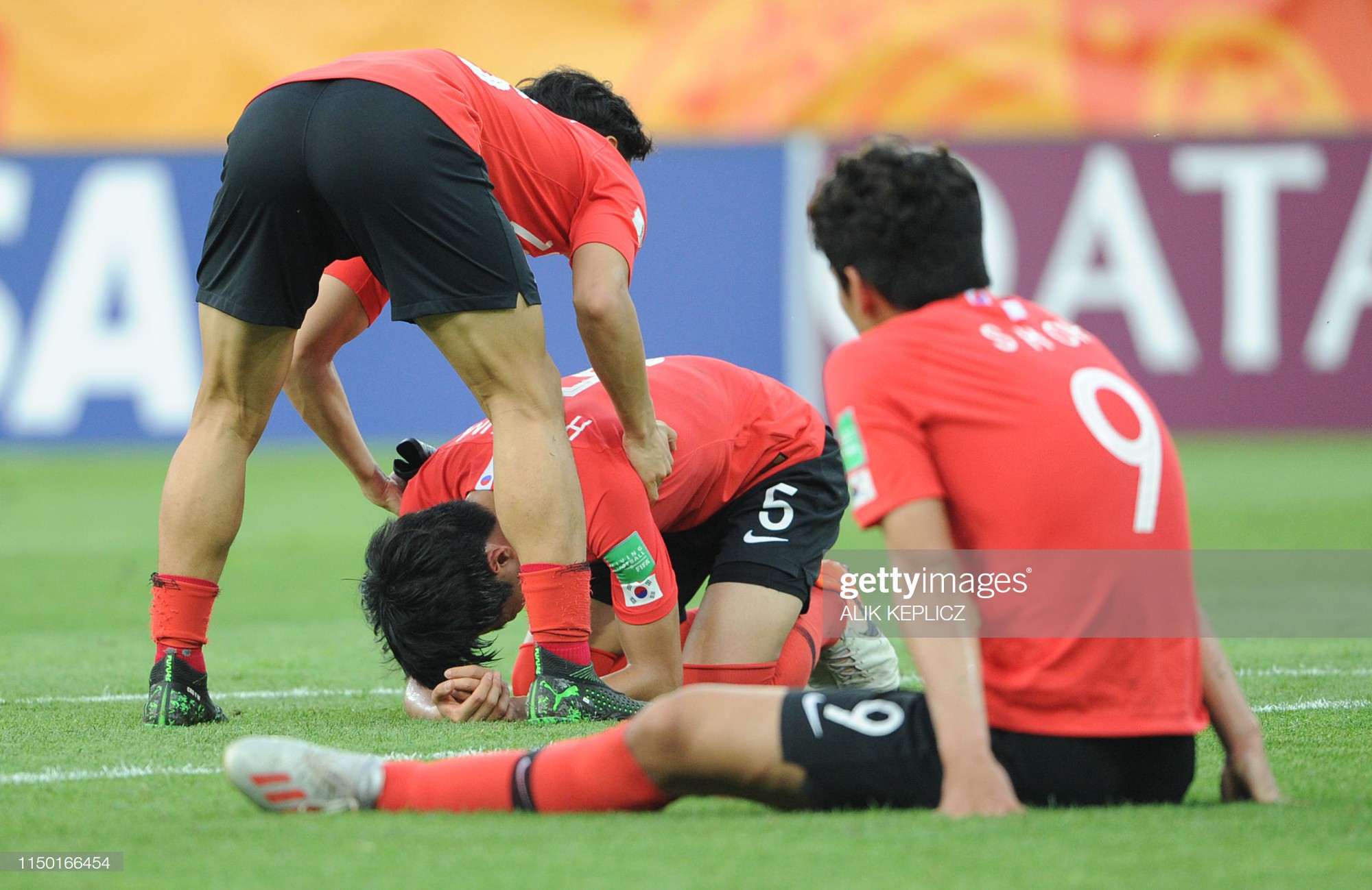 Đội bóng quê hương HLV Park Hang-seo ôm nhau khóc nấc khi thua ngược ở chung kết đấu trường World Cup - Ảnh 8.