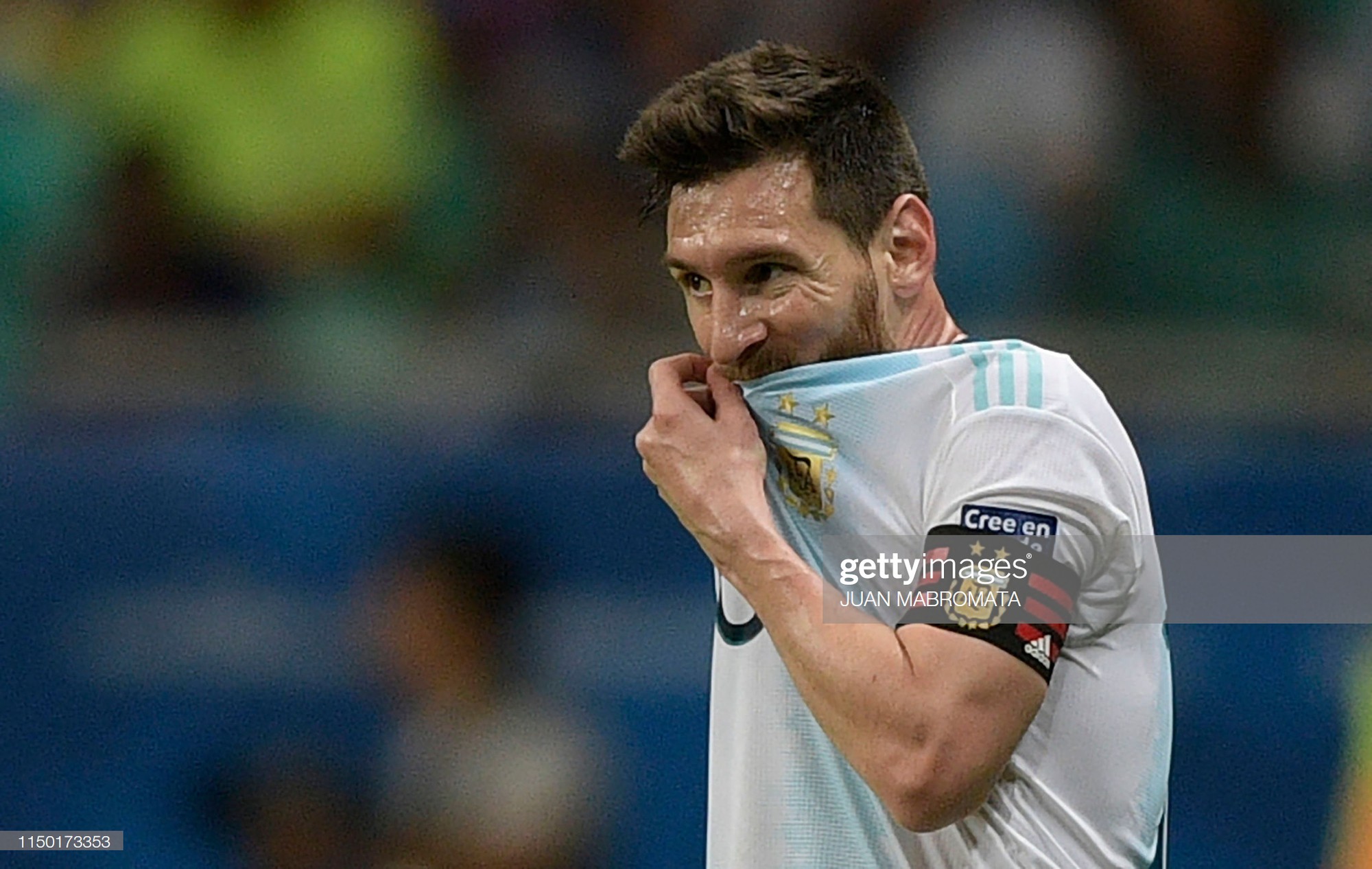 Messi mờ nhạt, ôm mặt thất vọng khi Argentina nhận thất bại muối mặt ở trận ra quân Copa America - Ảnh 7.