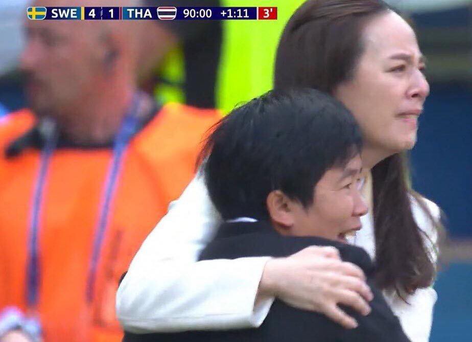 Tỷ phú kiêm trưởng đoàn xinh đẹp của tuyển nữ Thái Lan bật khóc sau khi đội nhà có bàn thắng đầu tiên ở World Cup - Ảnh 1.