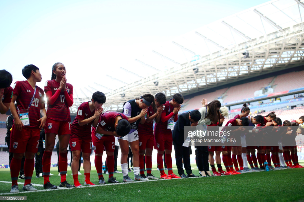 Tỷ phú kiêm trưởng đoàn xinh đẹp của tuyển nữ Thái Lan bật khóc sau khi đội nhà có bàn thắng đầu tiên ở World Cup - Ảnh 6.