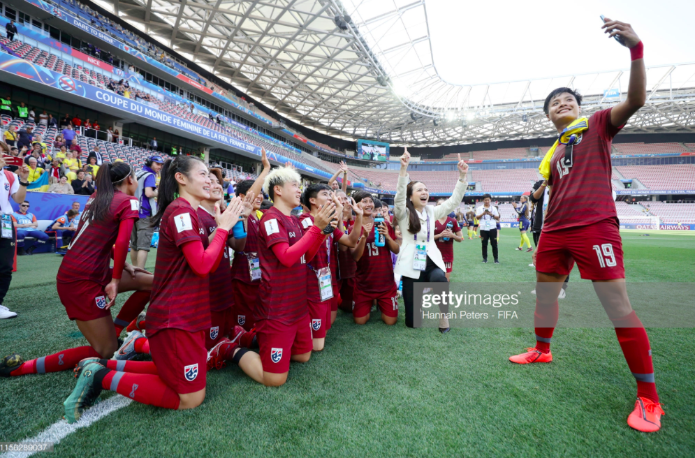 Tỷ phú kiêm trưởng đoàn xinh đẹp của tuyển nữ Thái Lan bật khóc sau khi đội nhà có bàn thắng đầu tiên ở World Cup - Ảnh 7.
