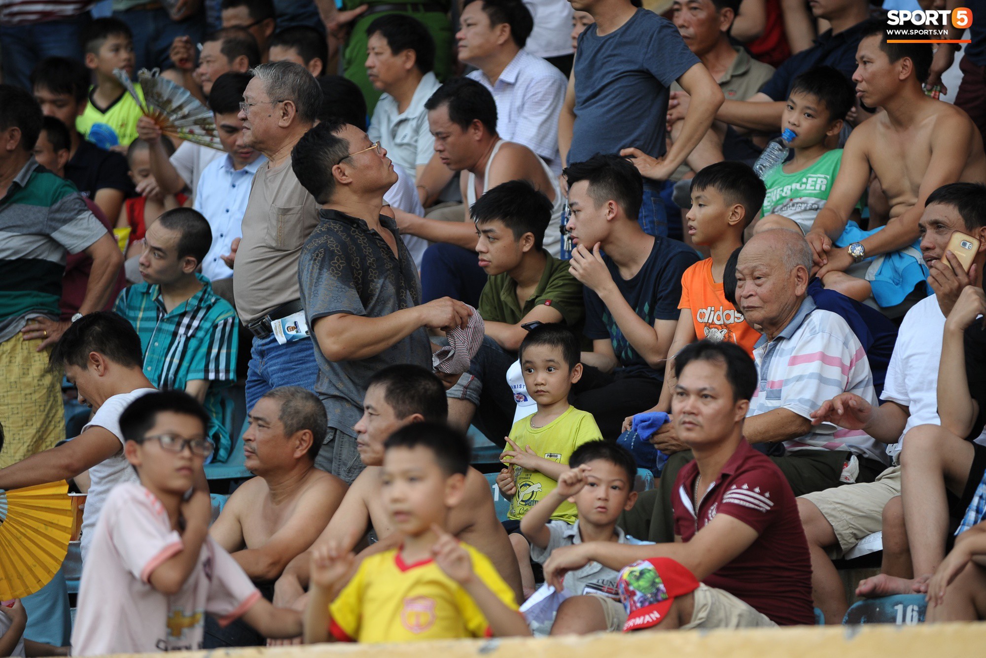Không sở hữu nhiều tuyển thủ, sân Thiên Trường của Nam Định vẫn đông khán giả nhất lượt đi V.League 2019 - Ảnh 4.