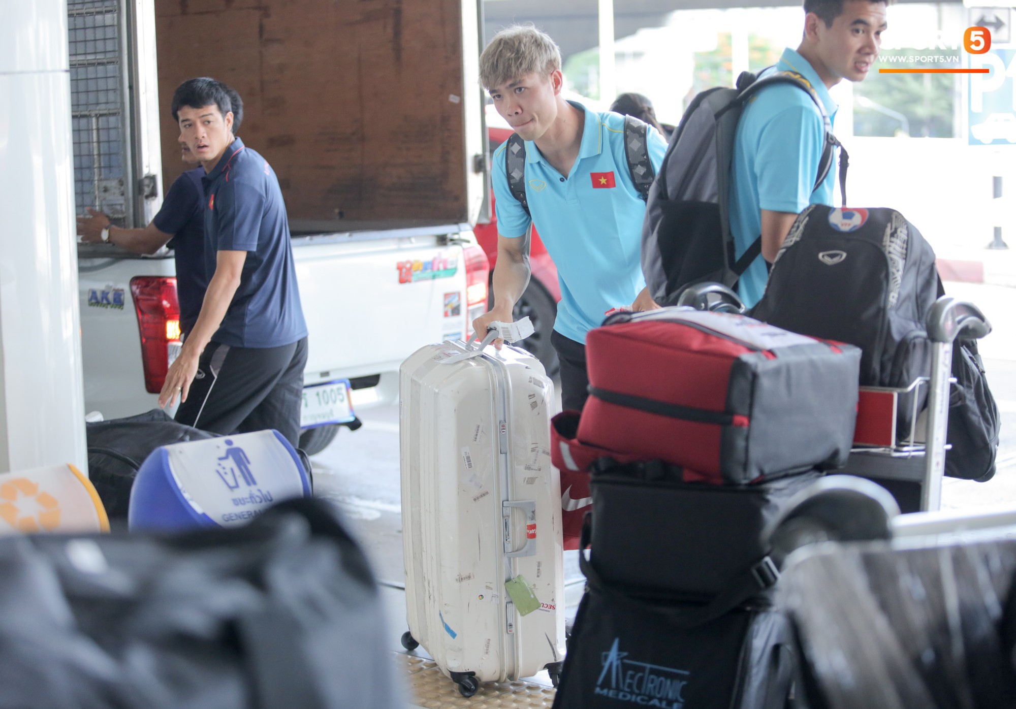 Công Phượng gặp rắc rối ở sân bay Bangkok và bị trêu là mang cả Hàn Quốc trở về - Ảnh 2.