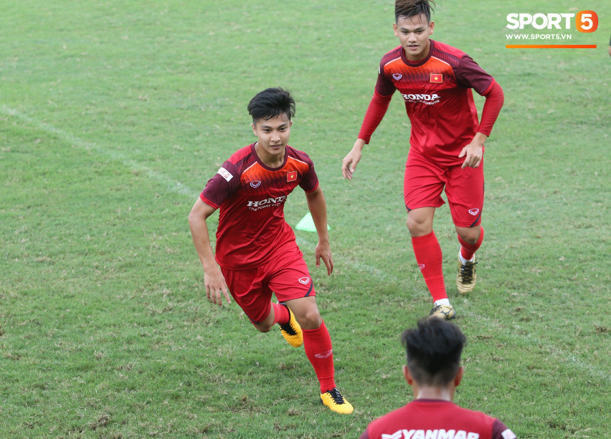 Hot boy Việt kiều chưa thể tập luyện, xót xa nhìn hàng loạt cầu thủ U23 Việt Nam chấn thương - Ảnh 1.