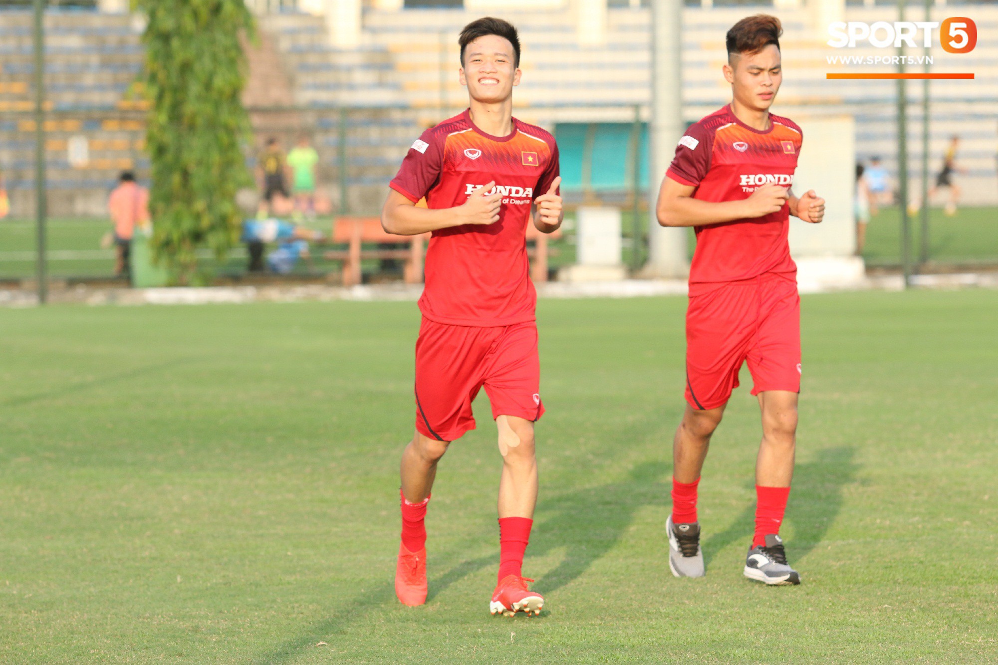Hot boy Việt kiều chưa thể tập luyện, xót xa nhìn hàng loạt cầu thủ U23 Việt Nam chấn thương - Ảnh 4.