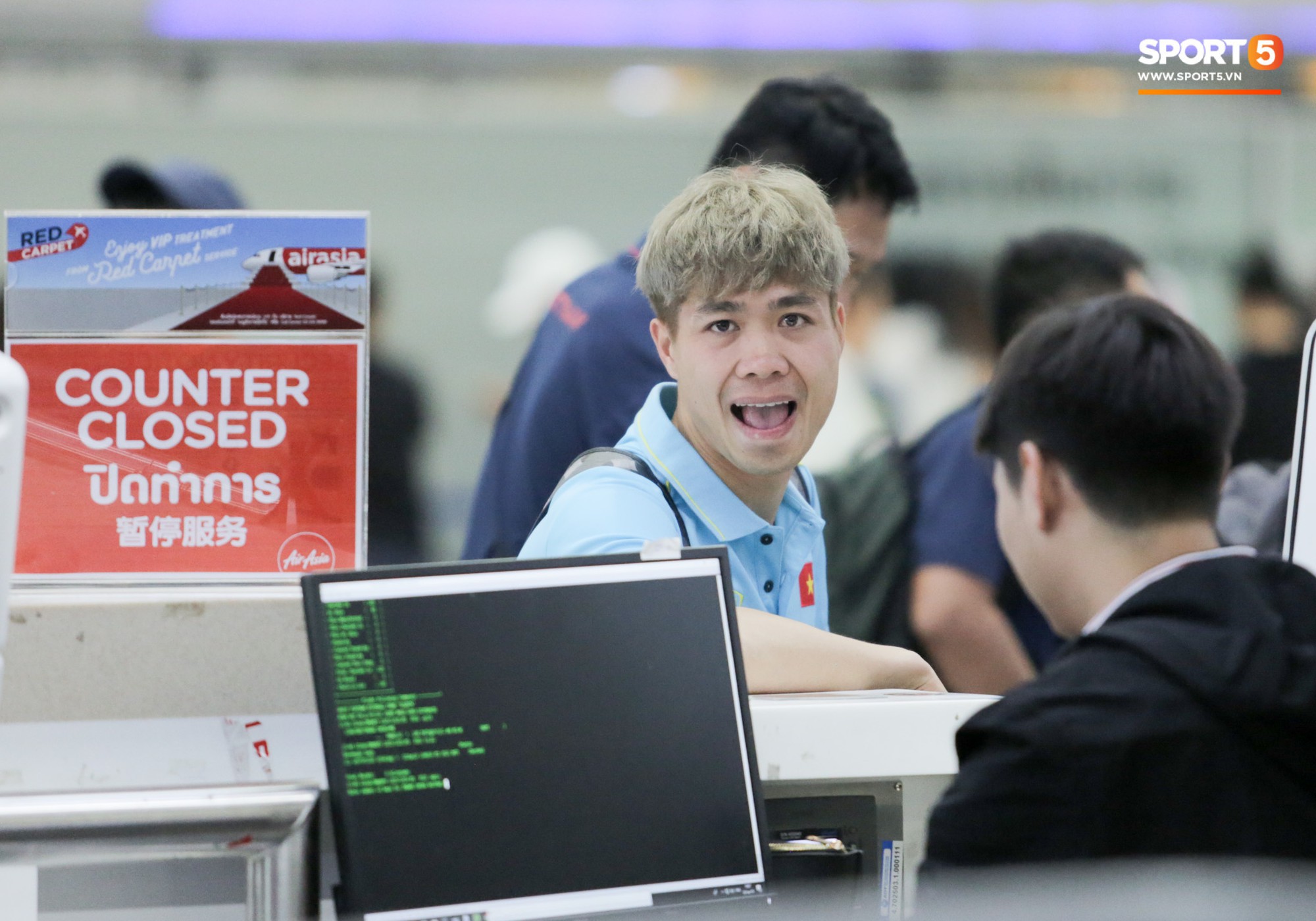 Công Phượng gặp rắc rối ở sân bay Bangkok và bị trêu là mang cả Hàn Quốc trở về - Ảnh 6.