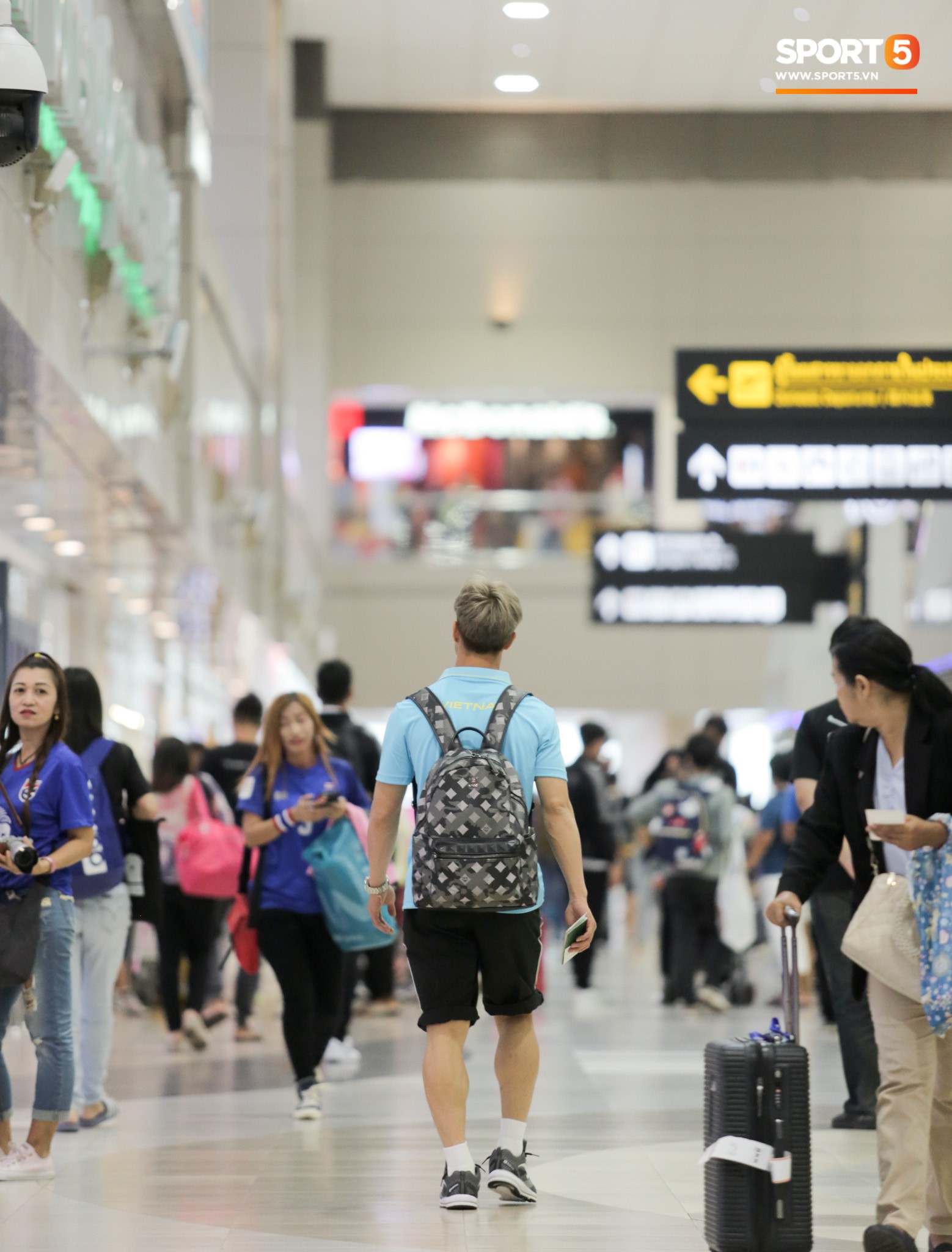 Công Phượng gặp rắc rối ở sân bay Bangkok và bị trêu là mang cả Hàn Quốc trở về - Ảnh 11.