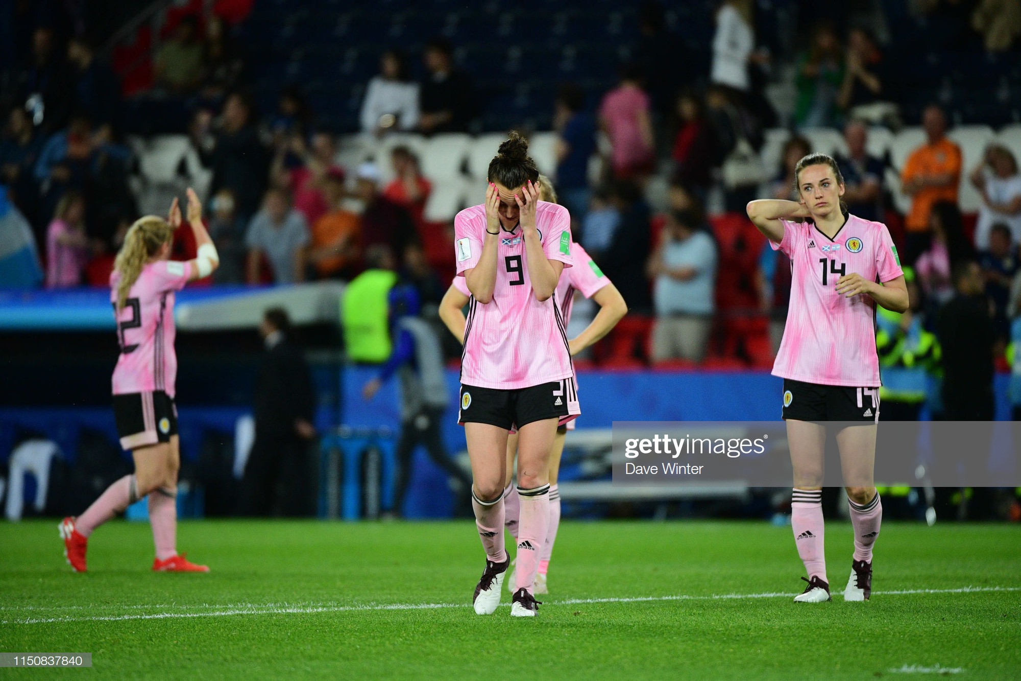 Dẫn trước 3 bàn nhưng bị gỡ hòa trong vỏn vẹn 20 phút, tuyển nữ Scotland bật khóc nức nở khi bị loại khỏi World Cup nữ 2019 - Ảnh 2.